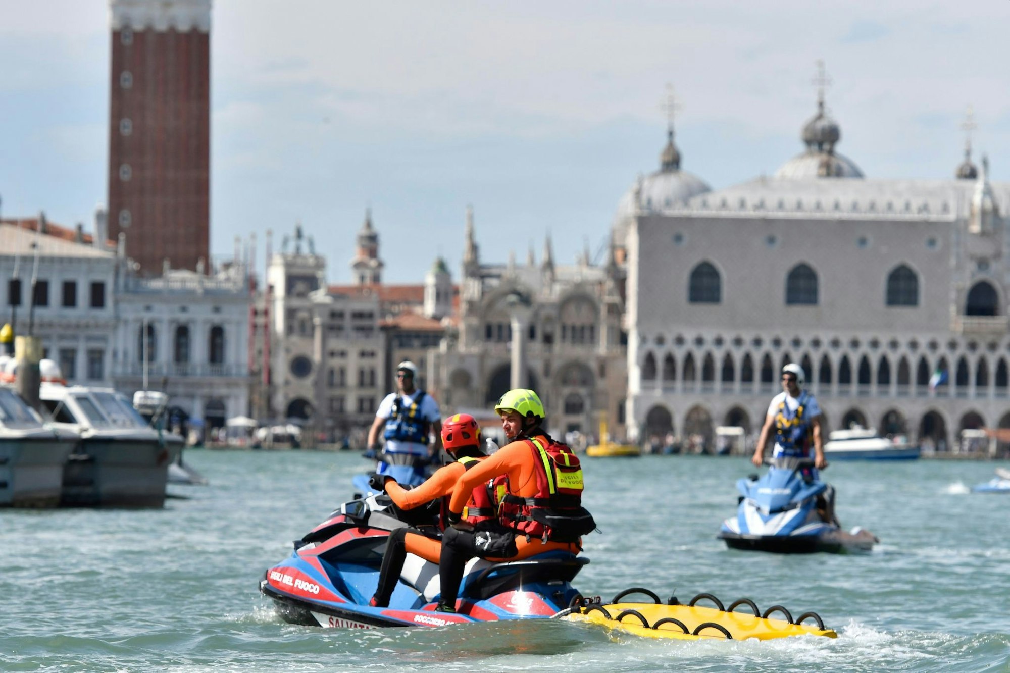 Die Polizei war auch mit Jet-Skis im Einsatz.