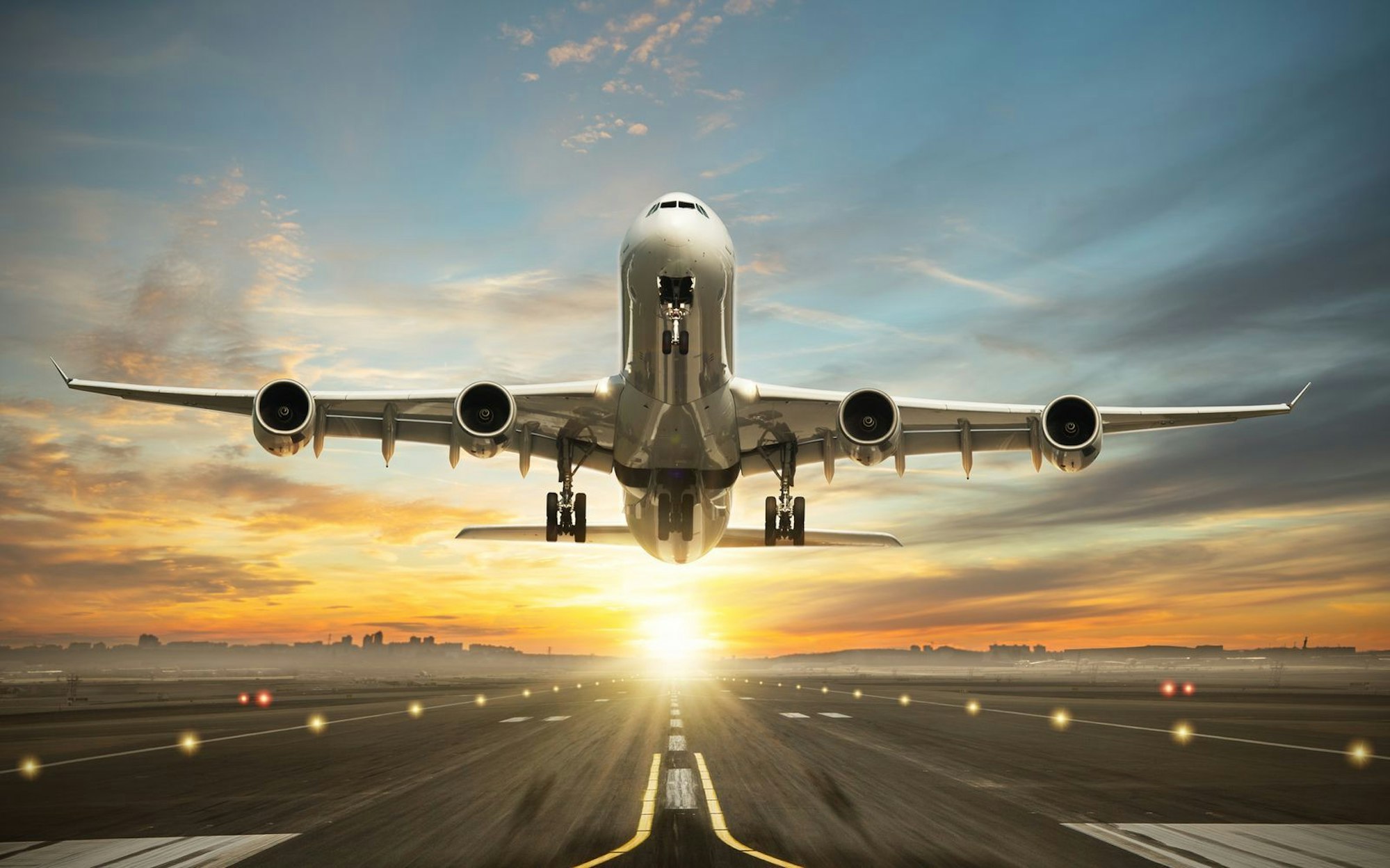 Bestimmte Codes müssen internationale Gültigkeit besitzen, damit Kommunikation im gesamten Luftraum möglich ist und reibungslos funktionieren kann. Auch „Slot“ oder „CTOT“ zählen zu diesen geheimen Codes, die Zeitfenster für den Flugstart bezeichnen. Ein sogenannter Time-Slot wird in der Fachsprache mit CTOT abgekürzt. Dechiffriert bedeutet der Code: „Calculated Time Of Takeoff“. (Bild: iStock/Jag_cz)