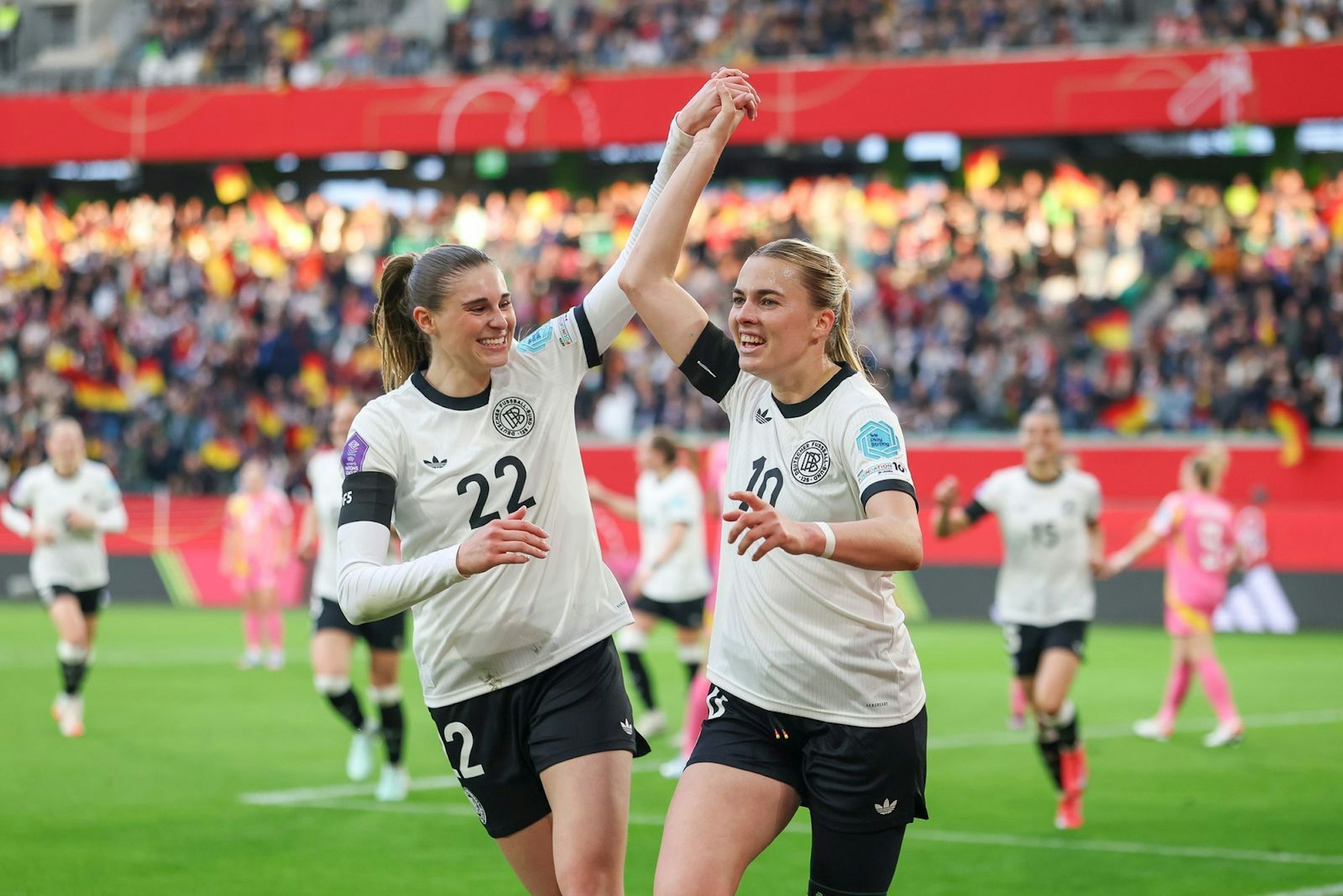 Nationalspielerinnen Jule Brand (links) und Laura Freigang: Der Titel ist bei der EM in der Schweiz das Ziel. (Bild: 2025 Getty Images/Maja Hitij)