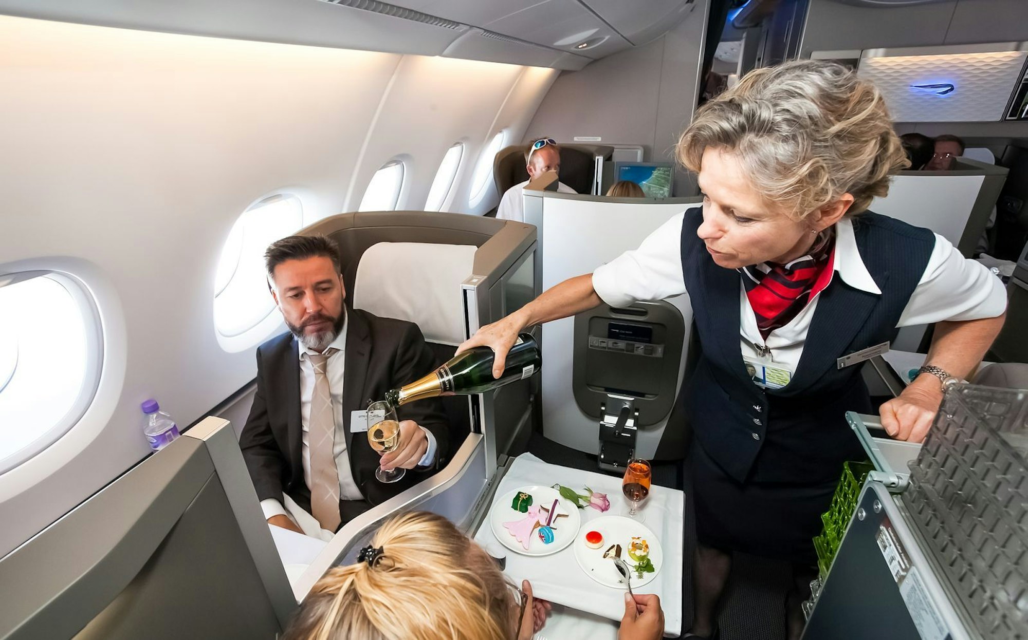 Die eigentliche Bedeutung dieses Codes ist gar nicht so abwegig und kann vielleicht selbst erraten werden. Als „Senior Mama“ wird eine Flugbegleiterin bezeichnet, die langjährige Erfahrung in ihrem Beruf besitzt. Ein älterer Stewart hingegen wird allgemein „Senior“ genannt. „Senior Mamas“ gelten offenbar als etwas strenger als jüngere Flugbegleiterinnen. Entscheiden muss das aber wohl jeder Fluggast selbst ... (Bild: iStock/Sunshine Seeds)