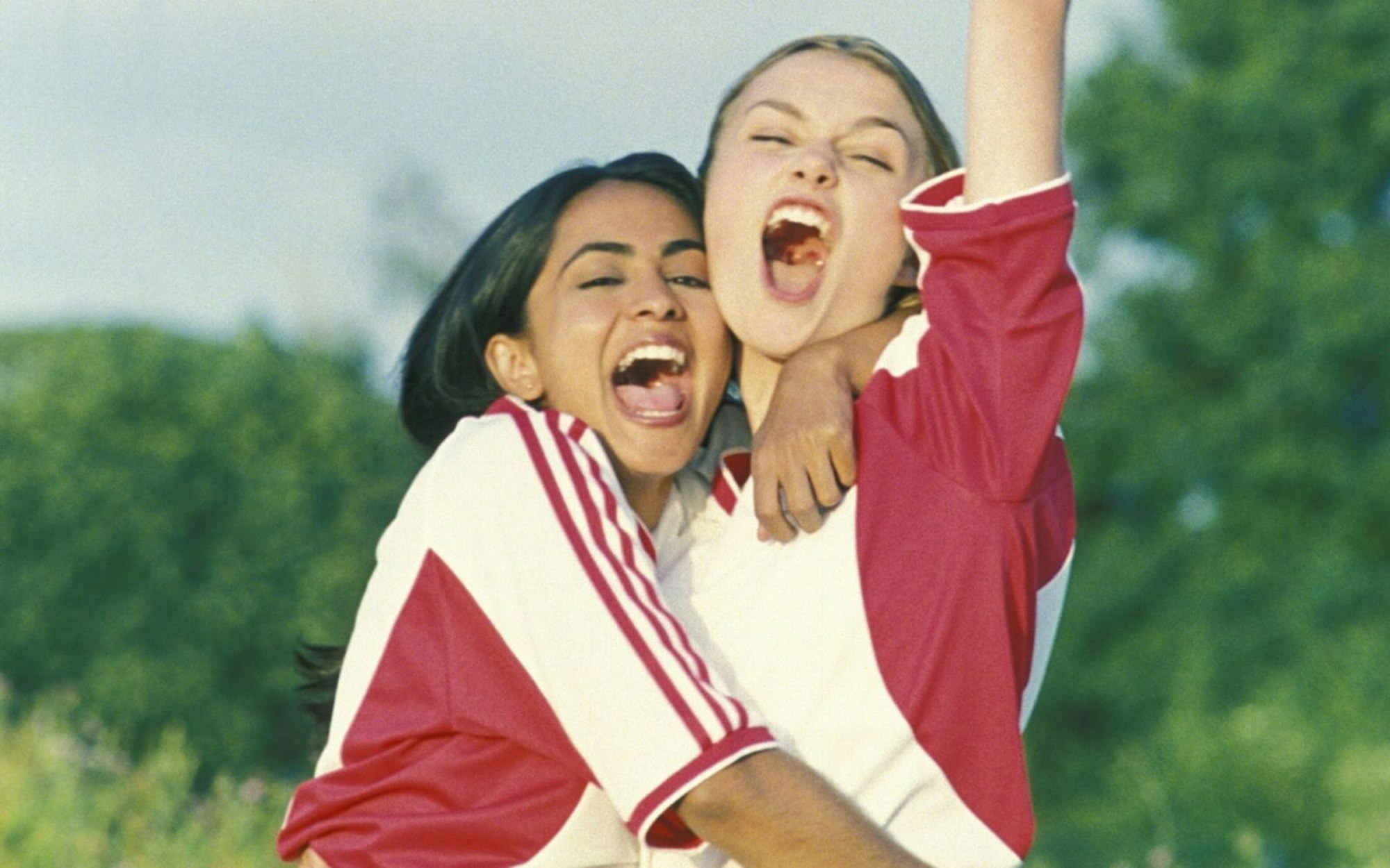 Fußball ist eine Männerwelt? Darüber kann die Inderin Jess (Parminder Nagra, links) nur lachen. Sie ist beim Kicken mit den Jungs stets die Beste. Dann lernt sie ein anderes Mädchen kennen. Mit „Kick it like Beckham“ landete Regisseurin Gurinder Chadha 2002 einen Volltreffer an der Kinokasse und ebnete nebenbei den Karriereweg für Keira Knightley. (Bild: Highlight)