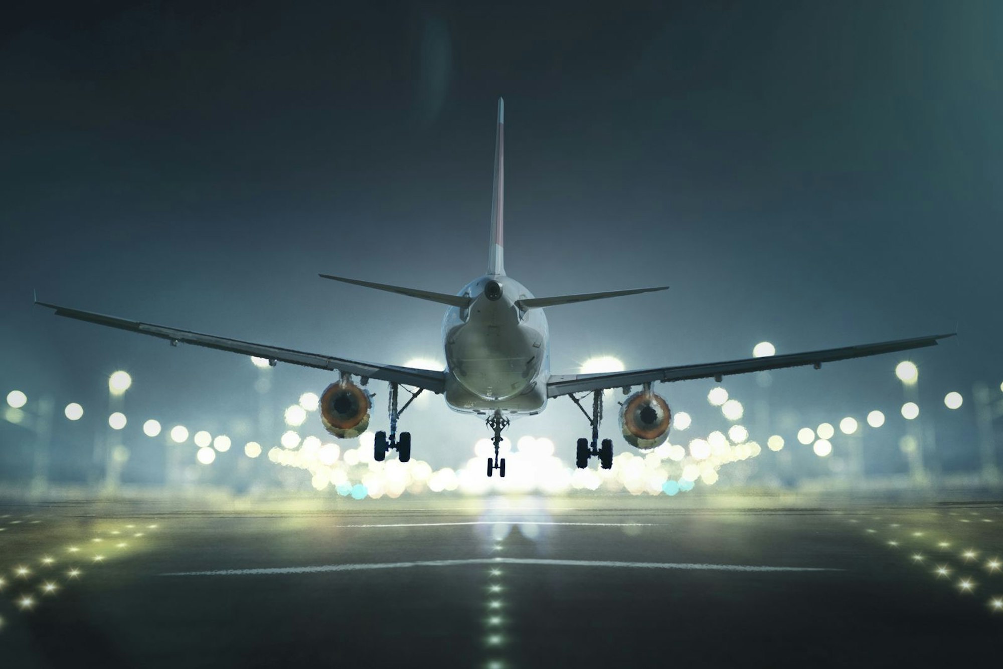 Zur Umschreibung eines Toten oder einer Toten an Bord wird hingegen ein anderes Codewort genutzt: „Hugo“. Für den Fall, dass eine Leiche mit dem Flugzeug transportiert werden muss oder ein Passagier oder eine Passagierin tatsächlich direkt an Bord stirbt, wird dieser Vorfall von der Crew „Hugo“ genannt. Der geheime Code ergibt sich als Abkürzung aus den Anfangsbuchstaben der beiden Worte „Human Gone“. (Bild: iStock/Marcus Millo)
