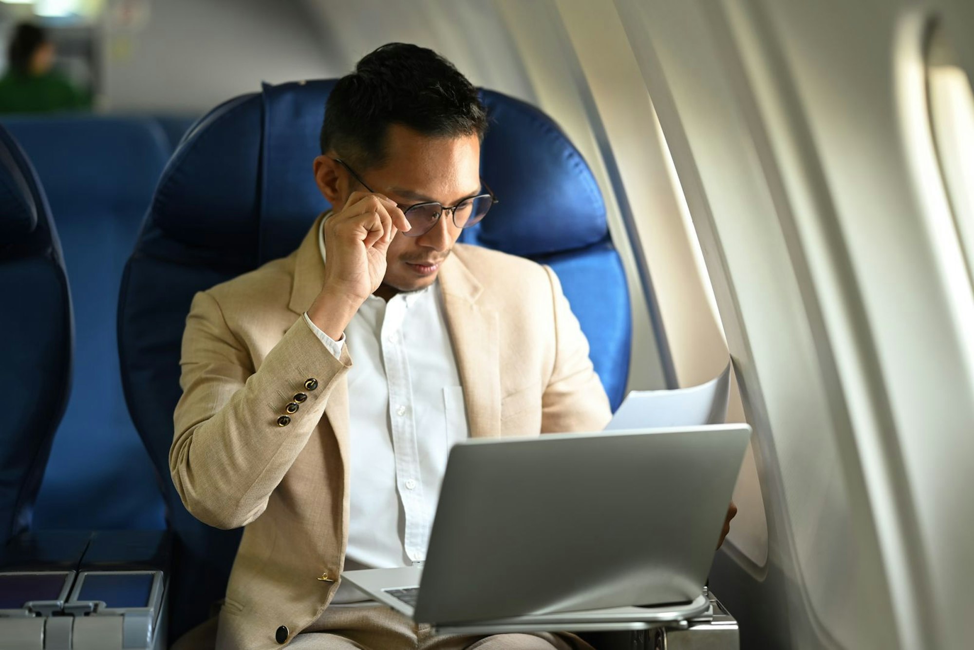 Das Gleiche gilt auch für die Phrase „Hot Coffee“, also heißer Kaffee. Damit bezeichnen Flugzeug-Crews angeblich nicht ein Heißgetränk, sondern ebenfalls einen „heiß“ aussehenden Passagier oder Passagierin. (Bild: iStock/PrathanChorruangsak)