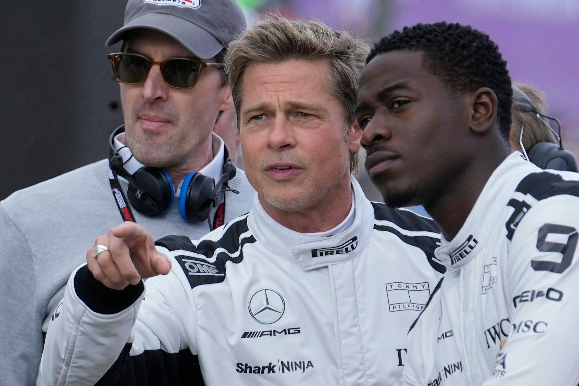 Brad Pitt (m) ist die Attraktion des neuen Formel-1-Films.