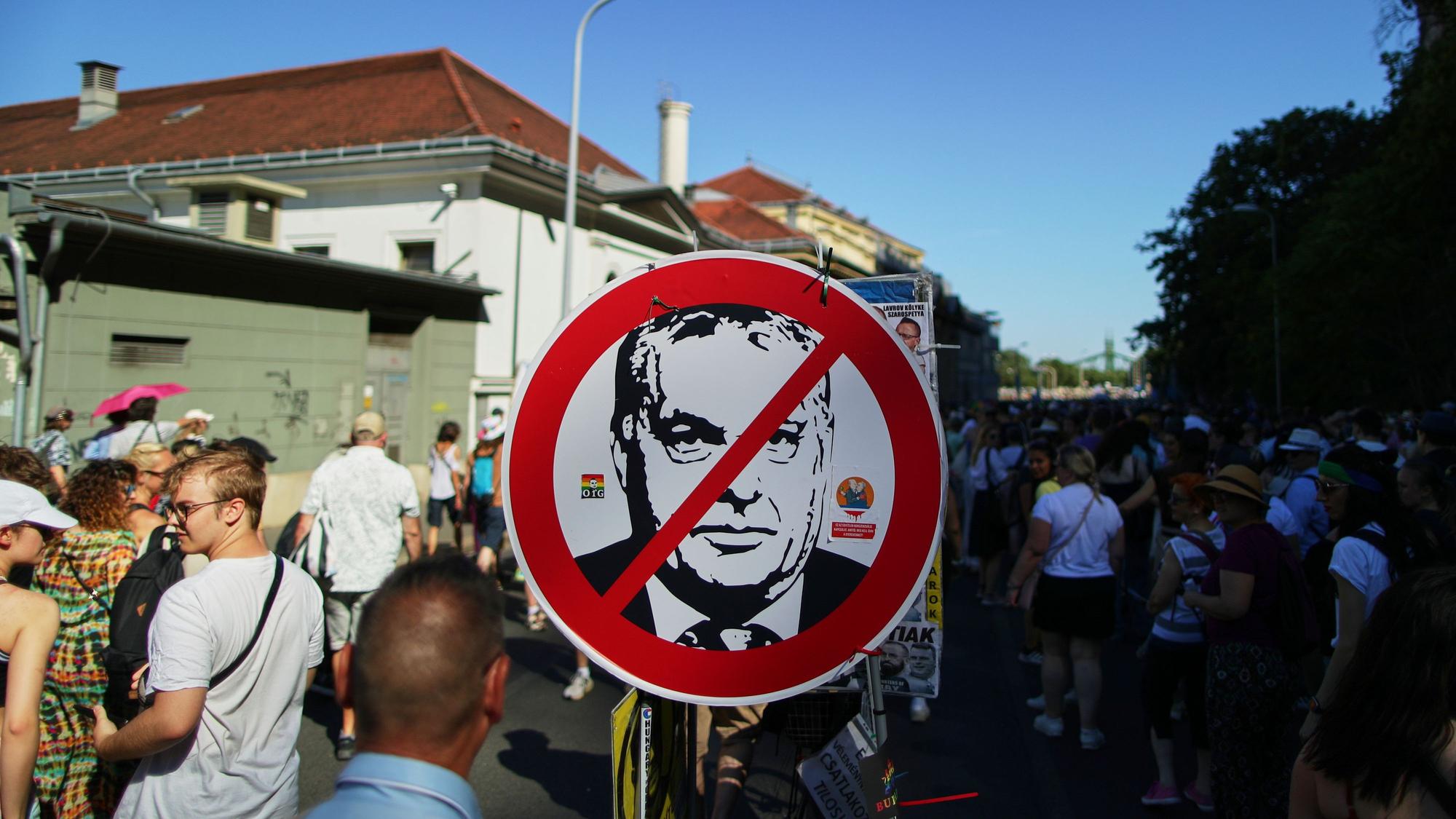 28.06.2025, Ungarn, Budapest: Teilnehmer des Pride-Marsches gehen an einer Darstellung des ungarischen Ministerpräsidenten Viktor Orban vorbei. Foto: Rudolf Karancsi/AP/dpa +++ dpa-Bildfunk +++