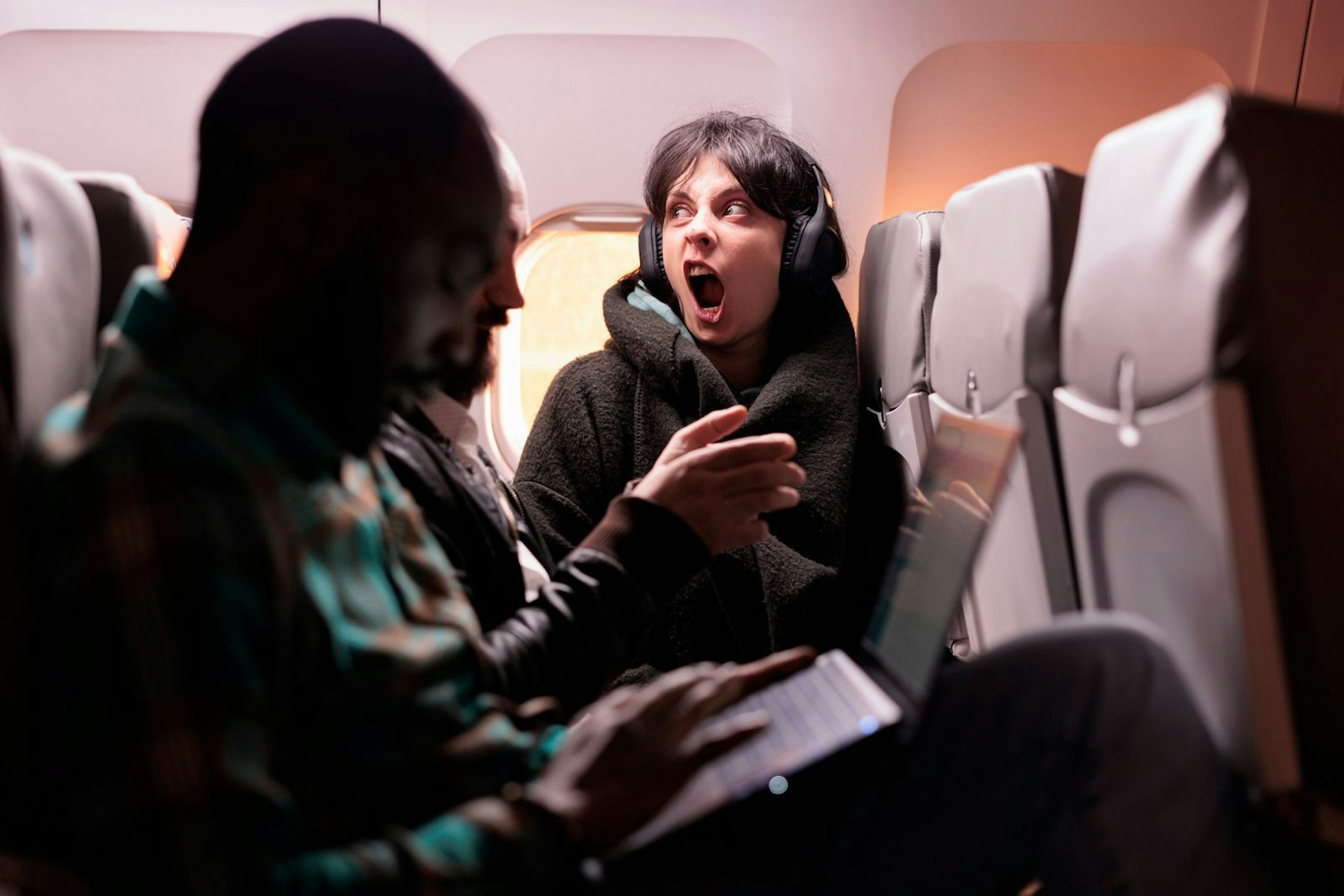 Problematisch wird es auch, wenn Sie den Namen „Philip“ von einem Flugbegleiter oder einer Flugbegleiterin hören. Denn der Name steht in etwa für „Person I would like to punch“. So wird also ein Passagier bezeichnet, welcher der Crew das Leben unnötig schwer macht. Klar, dass man, einmal mit diesem Namen versehen, nicht mehr auf guten Service während des Fluges zu hoffen braucht. (Bild: iStock/Dragos Condrea)
