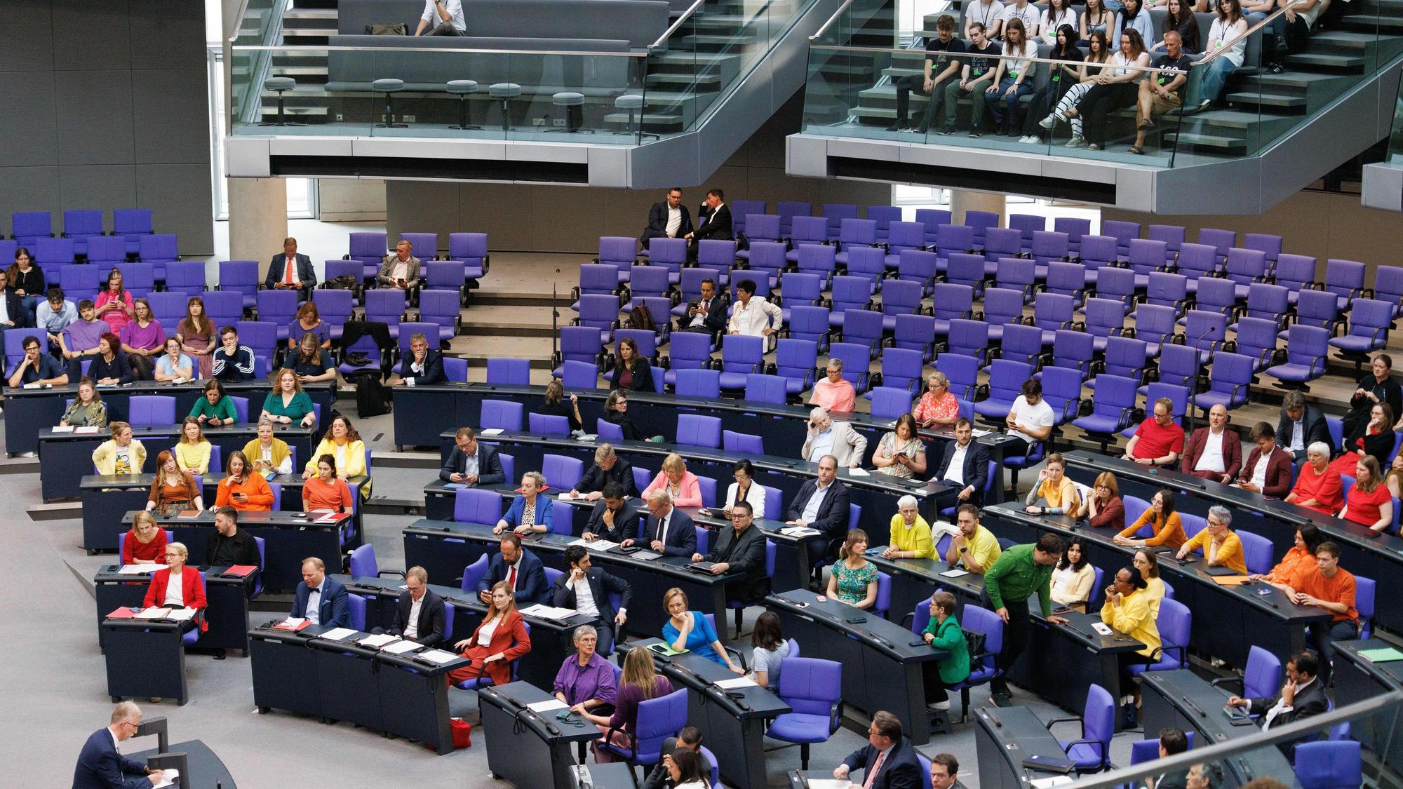 Mitglieder der Bundestagsfraktionen Die Linke und Bündnis 90/Die Grünen tragen Kleidung in den Regenbogenfarben bei dem Thema Queerfeindliche Hasskriminalität.