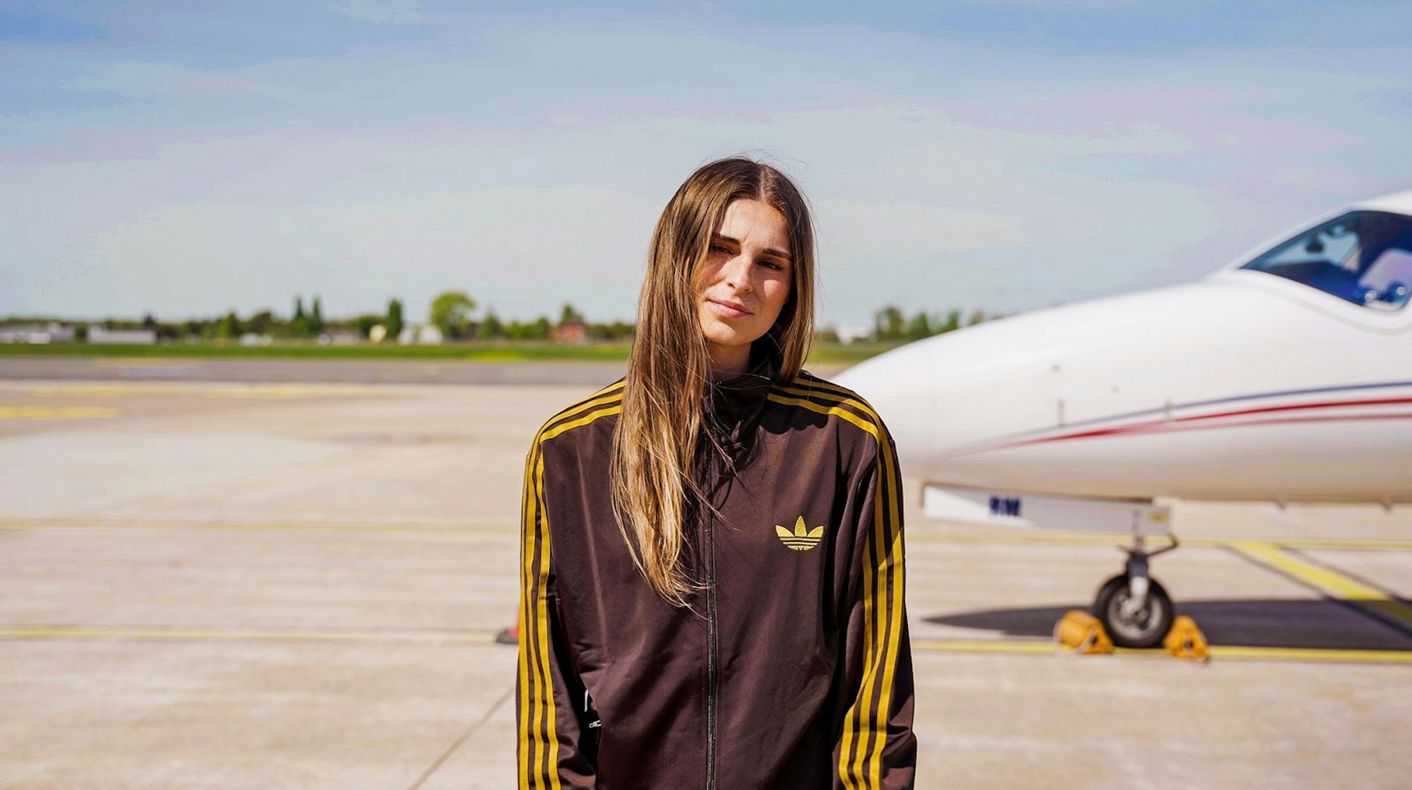 Am ersten Tag des EM-Turniers in der Schweiz läuft auch die Doku „Shootingstars - Deutschlands neue Fußballgeneration“. Sie begleitet die Spielerinnen Jule Brand (Foto), Giulia Gwinn und Sjoeke Nüsken. Am Mittwoch 2. Juli, läuft der Film um 23.15 Uhr im Ersten. (Bild: NDR)