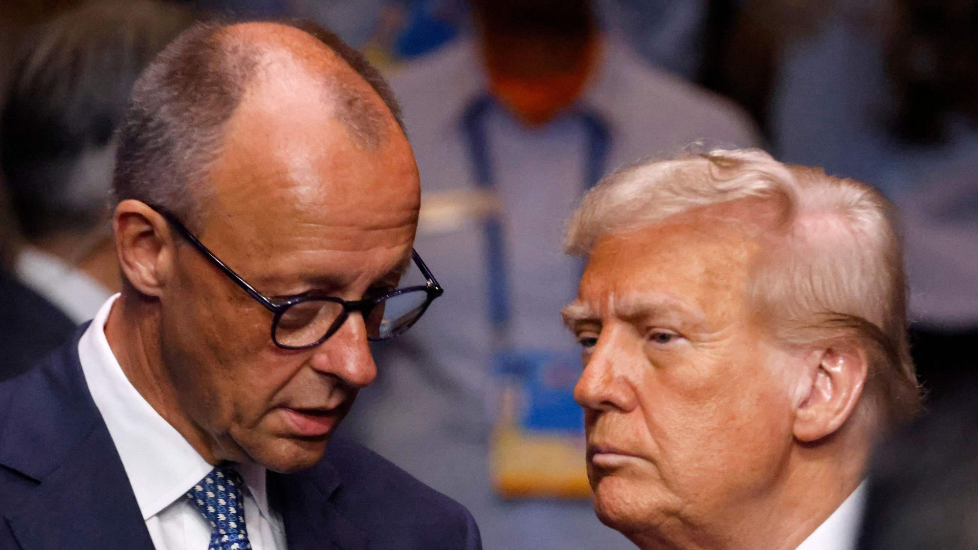 Das Bild zeigt Bundeskanzler Friedrich Merz (links) und US-Präsident Donald Trump (rechts) Foto: Ludovic Marin / AFP)