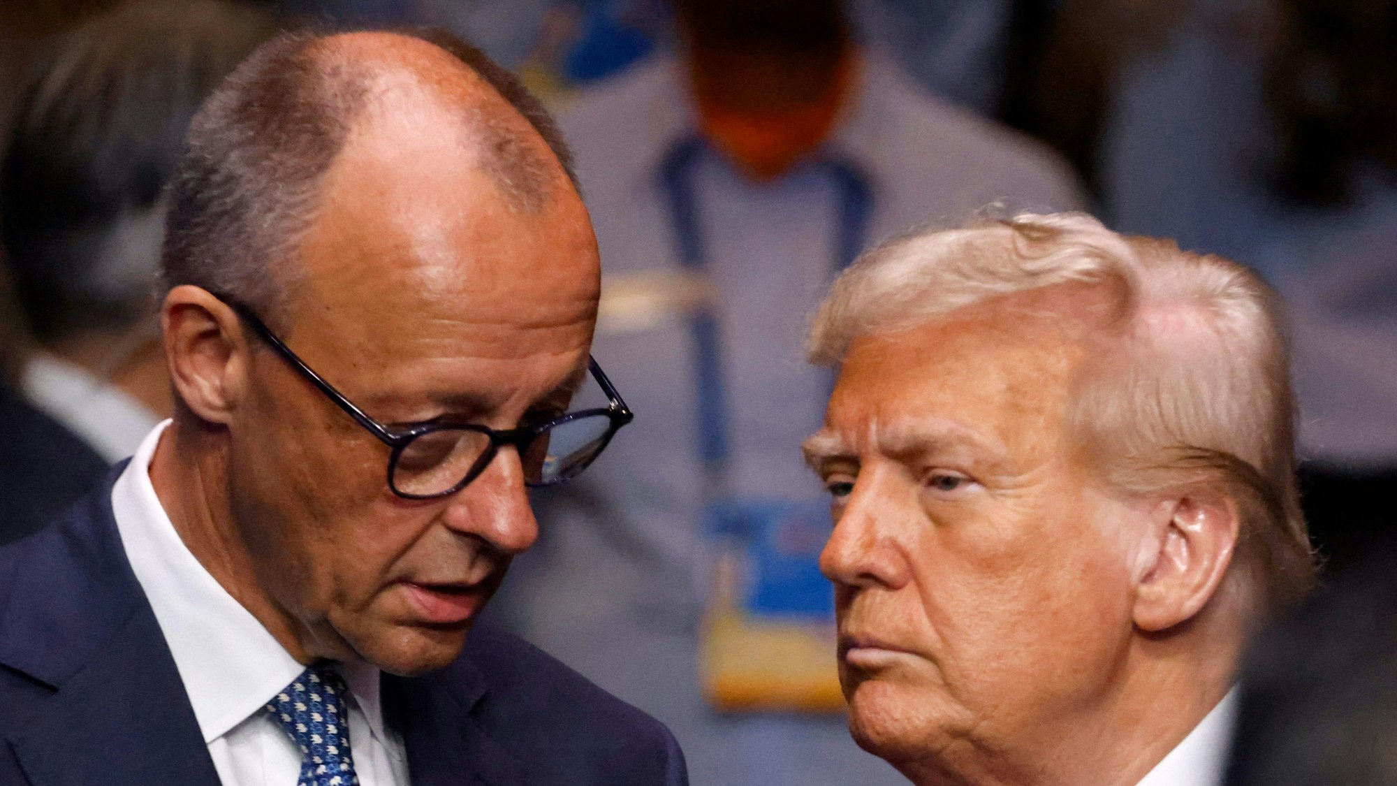 Das Bild zeigt Bundeskanzler Friedrich Merz (links) und US-Präsident Donald Trump (rechts) Foto: Ludovic Marin / AFP)