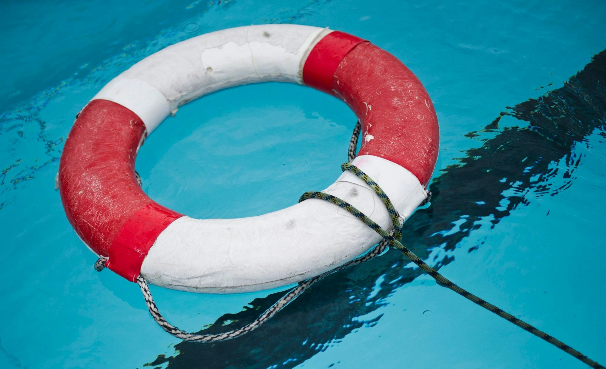 Schwimmen macht Spaß, birgt aber auch Gefahren. Menschen sollten diese nicht unterschätzen. (Symbolbild)