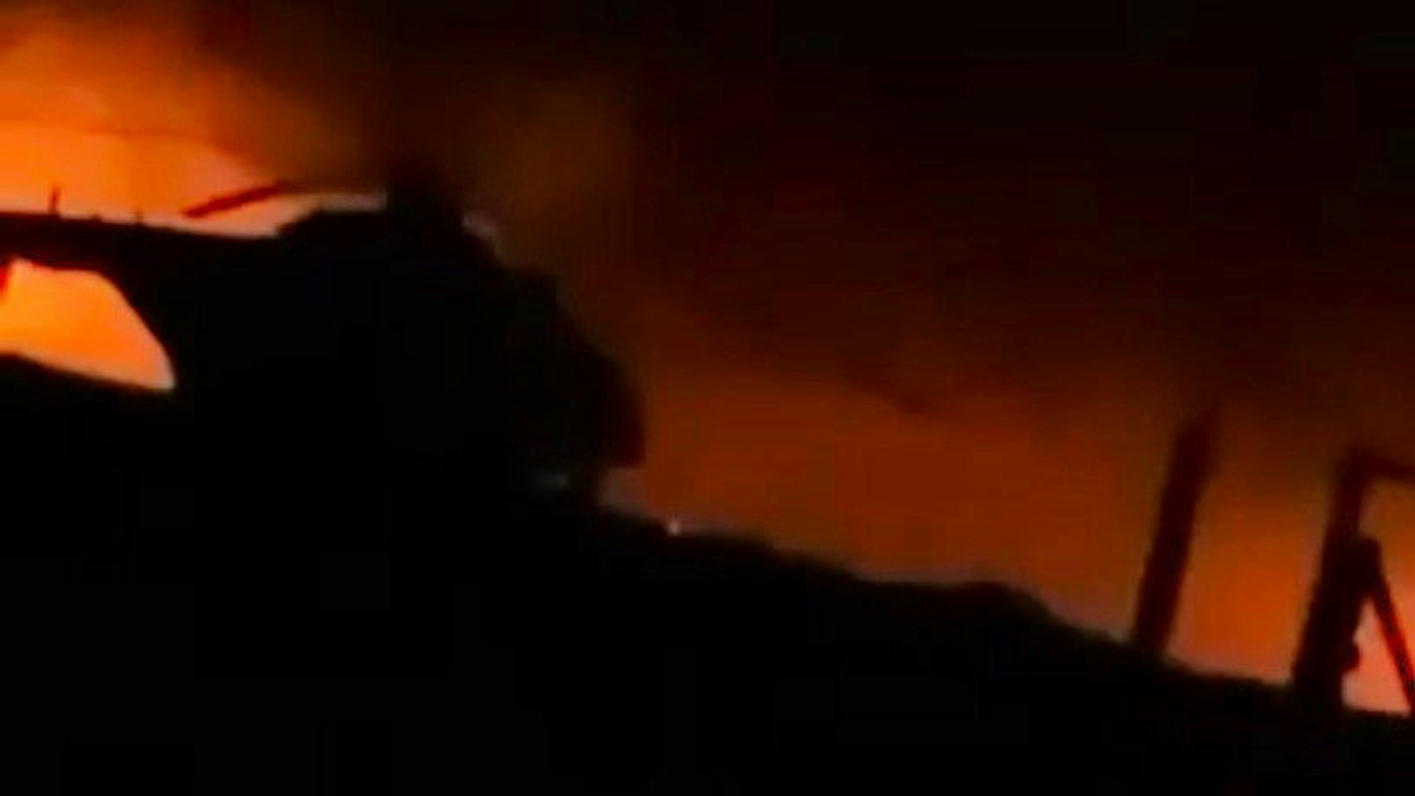 Ein Video, das in den sozialen Netzwerken kurisiert, soll den Angriff auf der Krim zeigen.