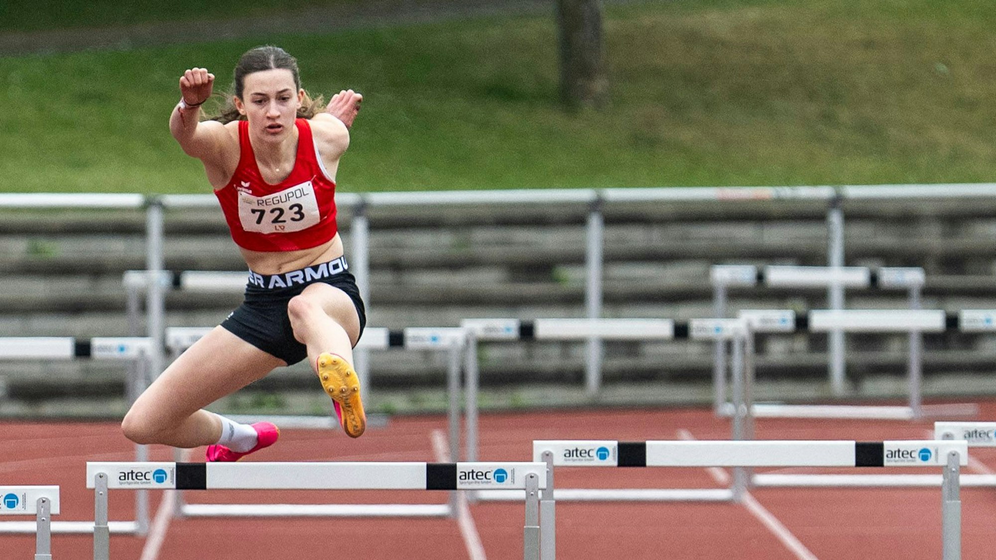 Das Bild zeigt Leichtathletin Lisa Mauel aus Zülpich beim Hürdenlauf.