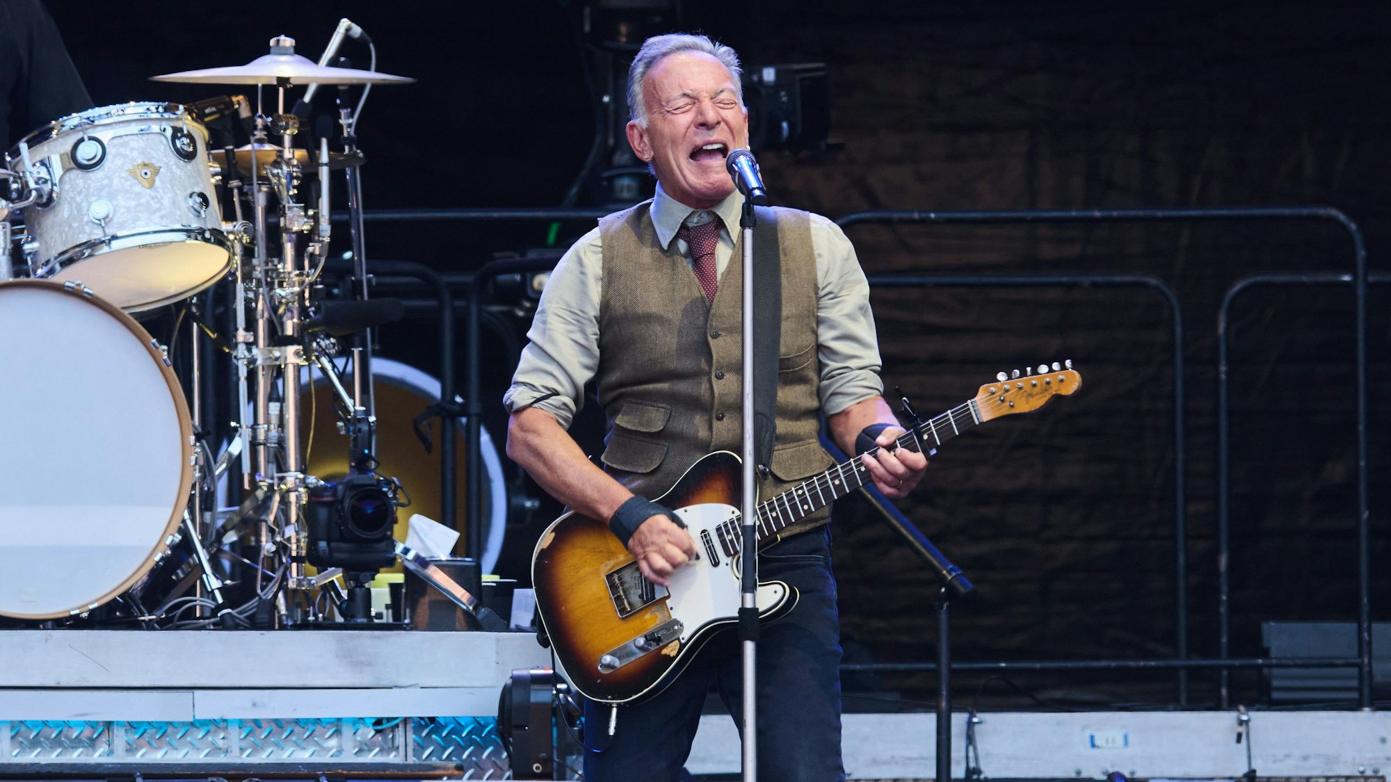 ARCHIV - 11.06.2025, Berlin: Bruce Springsteen and The E Street Band spielen im Olympiastadion zur Europatournee 2025.