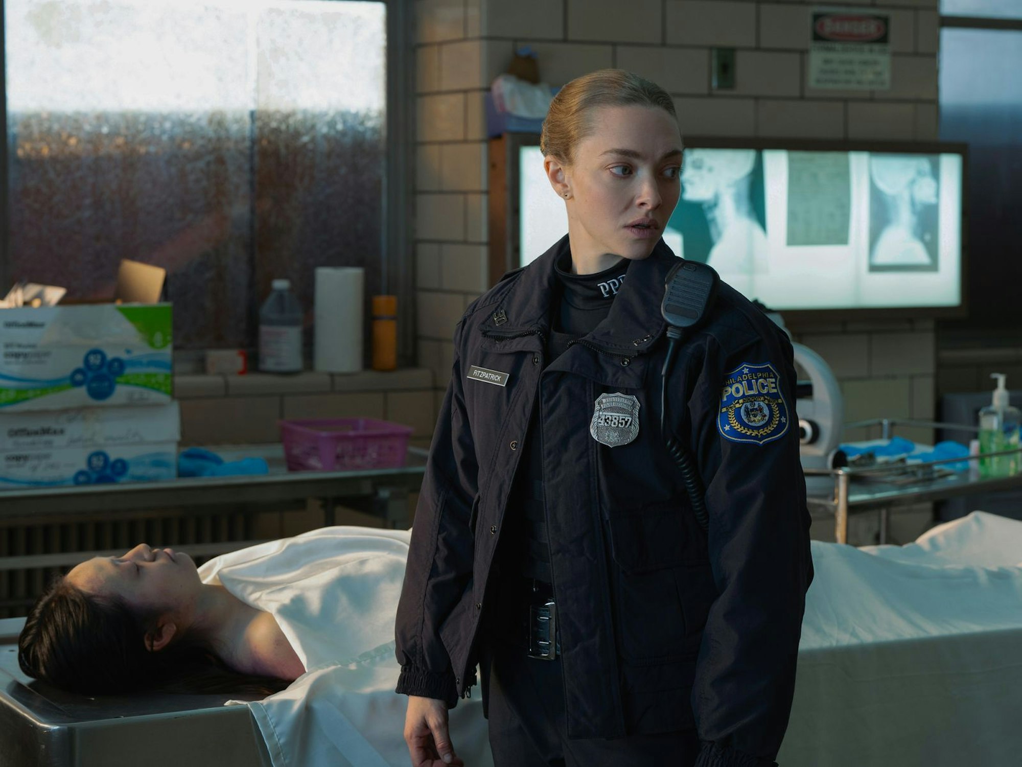 Mickey Fitzpatrick (Amanda Seyfried) ermittelt in einer Mordserie im drogengeplagten Viertel Kensington der US-amerikanischen Großstadt Pennsylvania. (Bild: 2024 Peacock TV LLC)