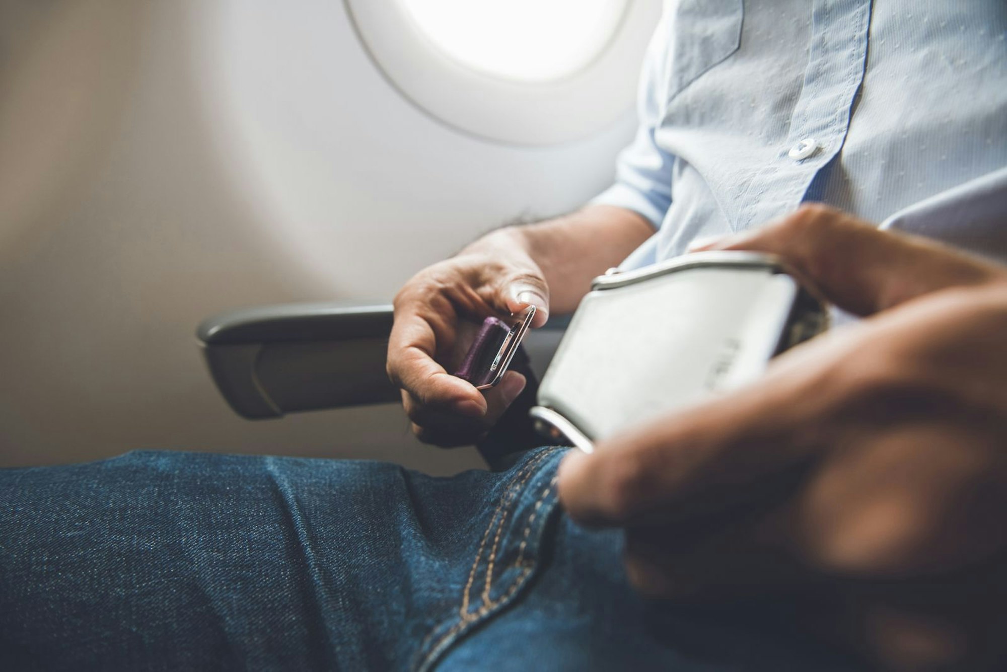Jeder kennt ihn: Den prüfenden Blick der Flugzeug-Crew, die durch die Gänge geht und checkt, ob alle Passagierinnen und Passagiere bei Start und Landung auf ihren Sitzen platziert und richtig angeschnallt sind. Dieser prüfende Blick wird unter den Mitgliedern auch als sogenannter „Crotch watch“ bezeichnet. (Bild: iStock/Atstock Productions)