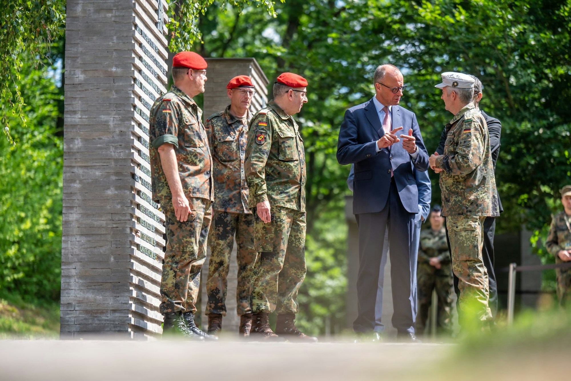 Kanzler Merz warnt vor falschem Sicherheitsgefühl und verlang mehr Verteidigungsanstrengungen.