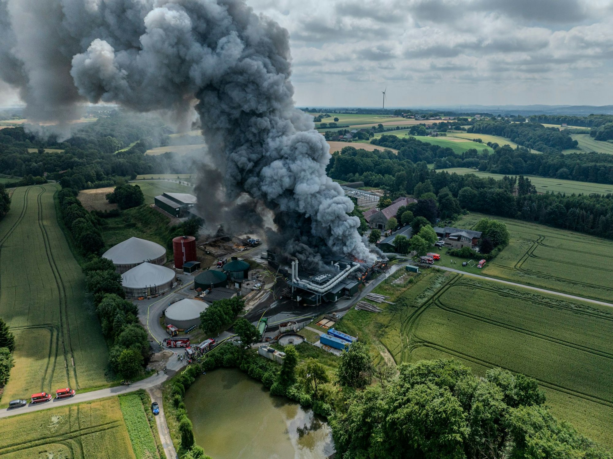 Eine Halle in einem Betrieb für Kartoffelspeisen gerät bei Gütersloh in Brand. Gefährdet ist zeitweilig auch eine direkt angrenzende Biogasanlage.