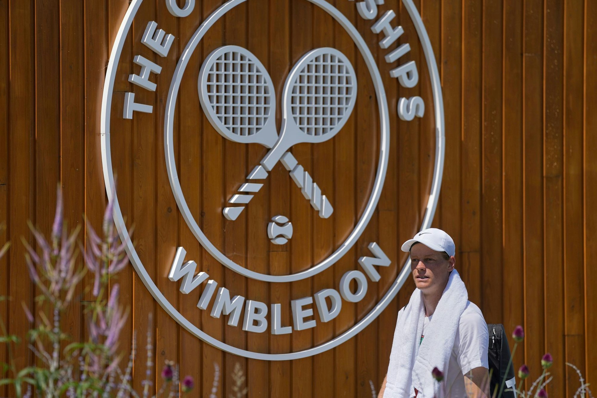 Ganz schön warm: Der Italiener Jannik Sinner bereitet sich auf Wimbledon vor.