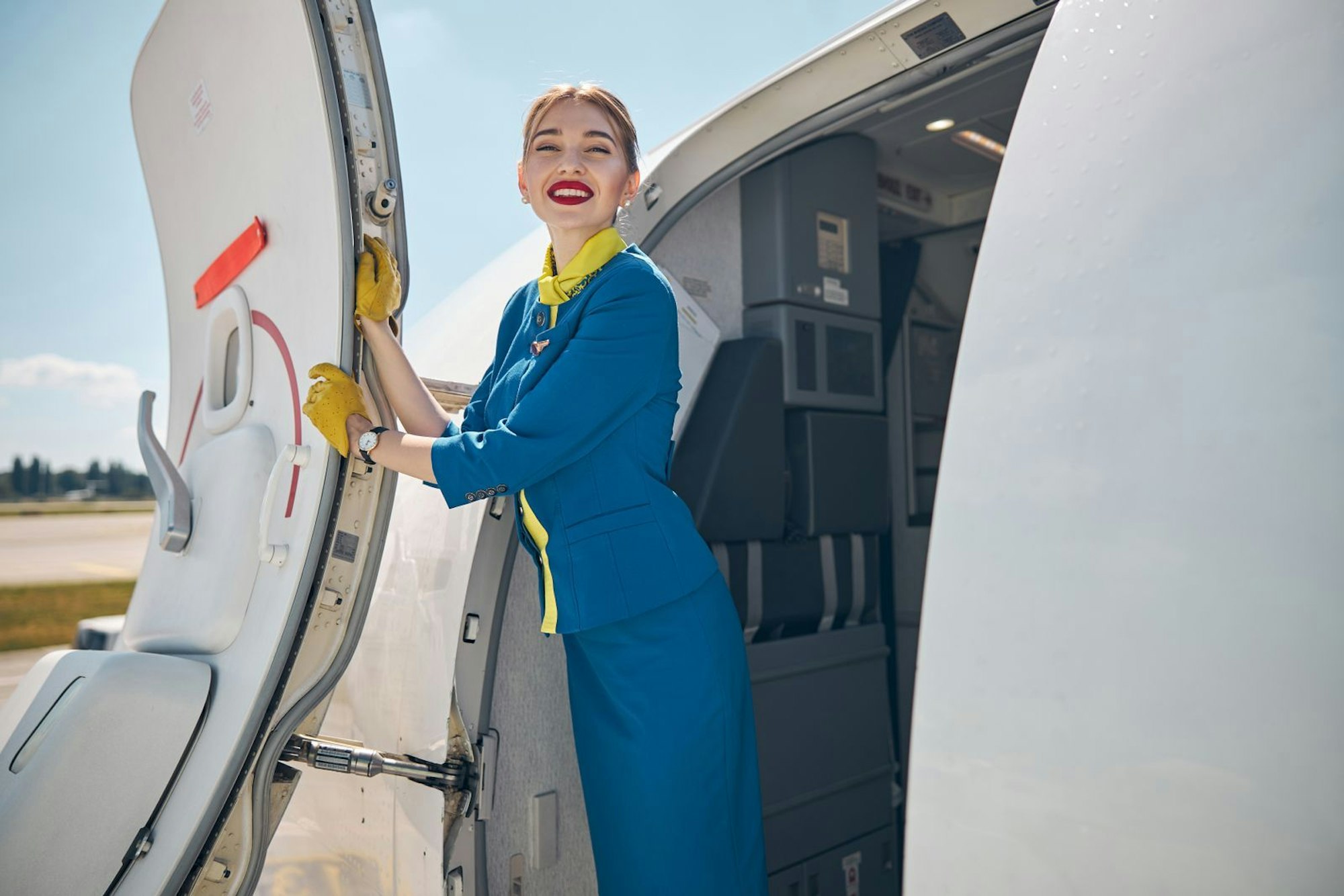 Selbst nach anstrengenden Langstreckenflügen sehen Flugbegleiterinnen immer frisch gestylt und hübsch aus. Das liegt zum Teil an den sogenannten „Landing Lips“. Denn kurz vor der Landung wird noch einmal Make-up samt Lippenstift aufgelegt. Wertet ebenfalls das Outfit auf: nur beim Willkommens- und Abschiedsgruß werden hochhackige Schuhe getragen. (Bild: iStock/Svitlana Hulko)