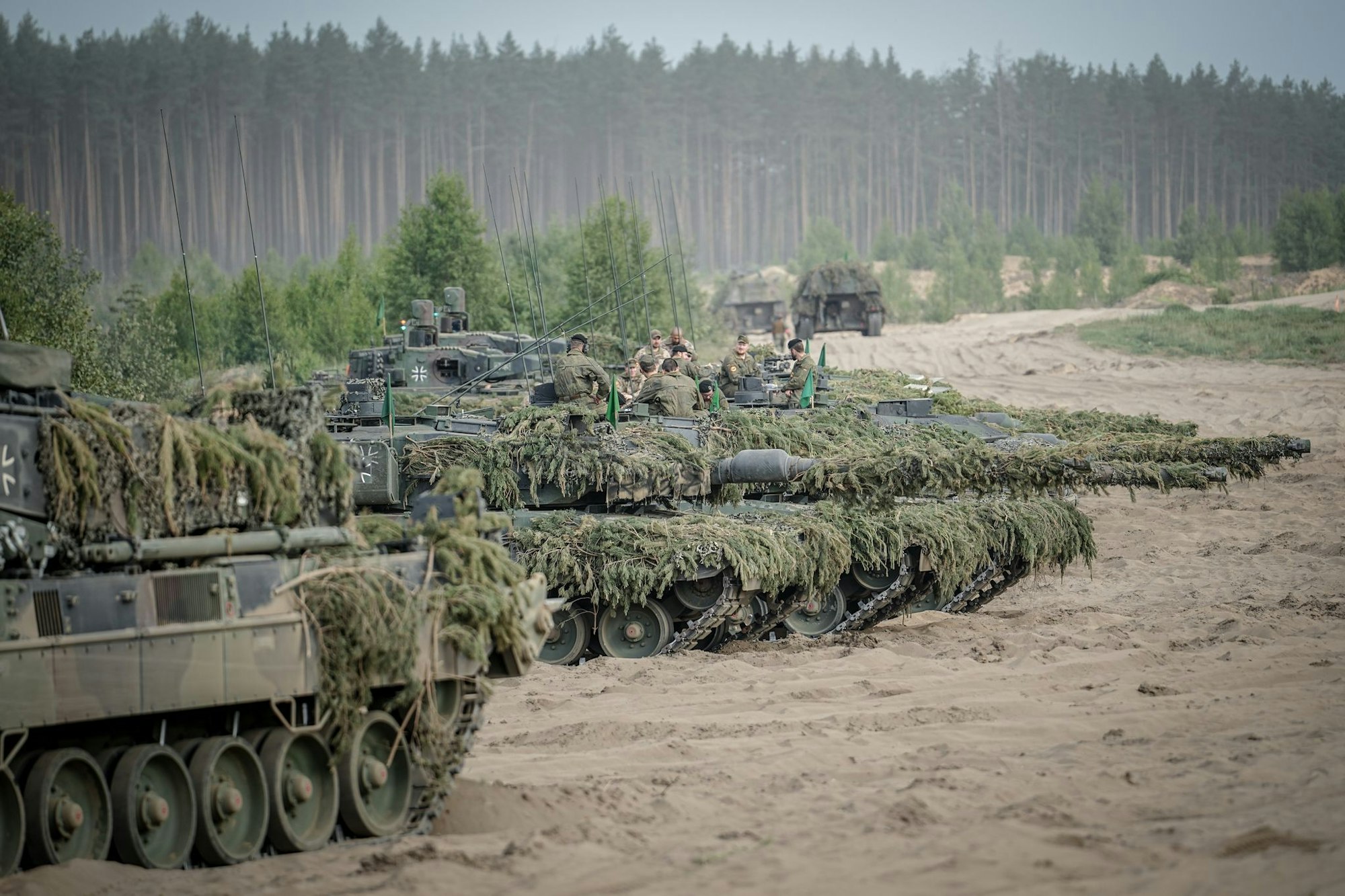 Leopard-2-Panzer der Bundeswehr bei einer Übung - die deutschen Streitkräfte sollen in den kommenden Jahren besser bewaffnet werden.