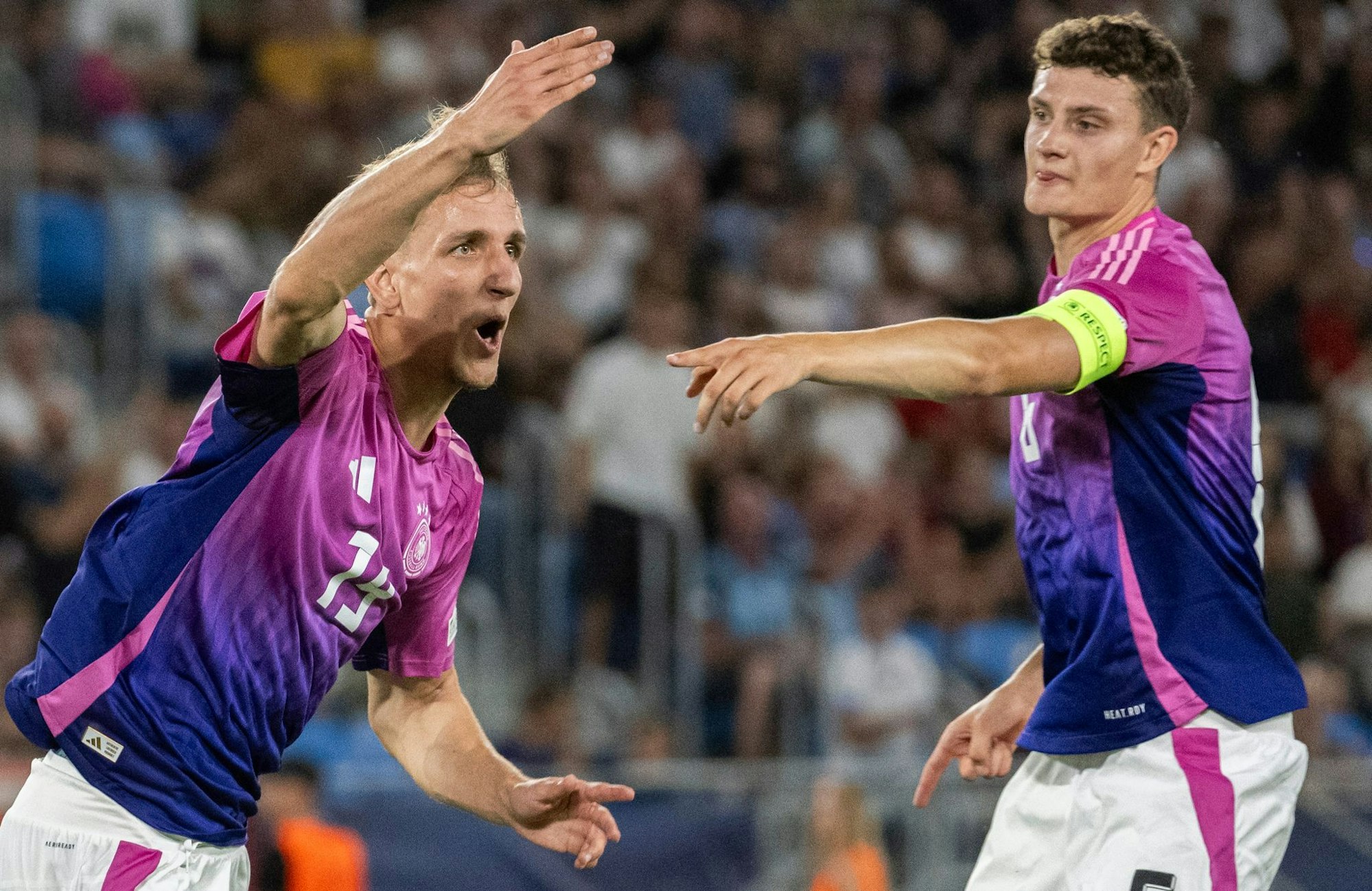Nelson Weiper (l) macht das Spiel mit dem 1:2 spannend.