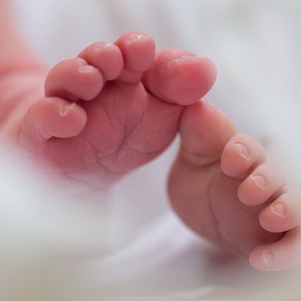 Die Füße eines Säuglings (Symbolfoto)