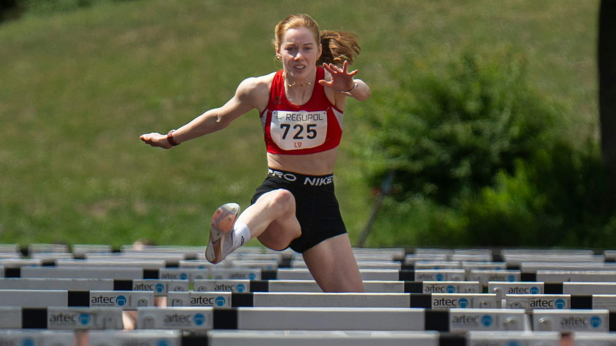 Das Bild zeigt Bibiane Wollersheim beim Hürdenlauf.