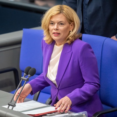 Julia Klöckner (CDU) auf ihrem Sitz im Plenarsaal des Bundestages.