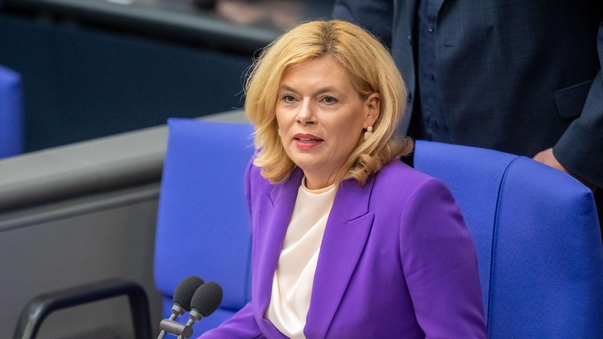 Julia Klöckner (CDU) auf ihrem Sitz im Plenarsaal des Bundestages.