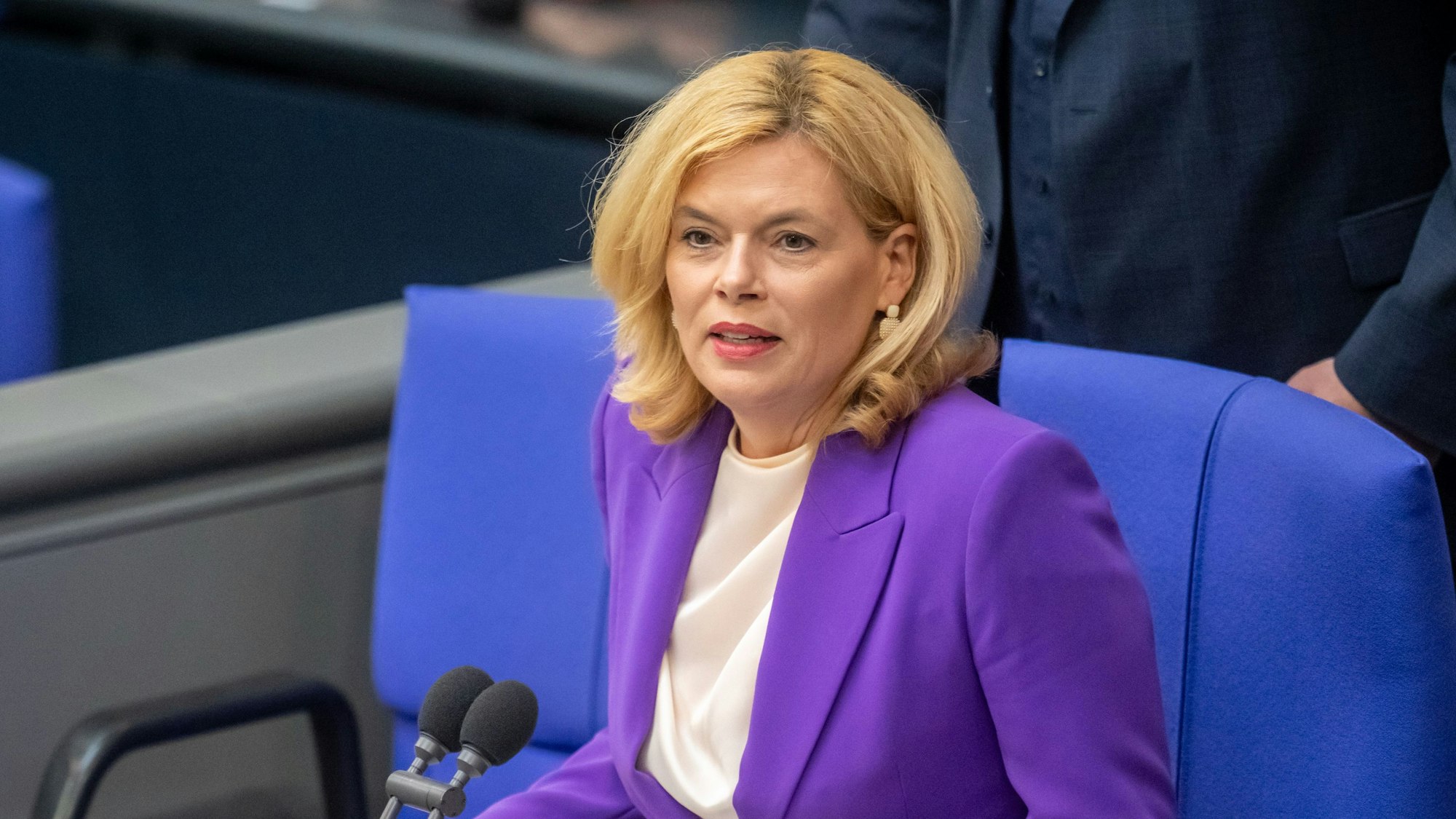 Julia Klöckner (CDU) auf ihrem Sitz im Plenarsaal des Bundestages.