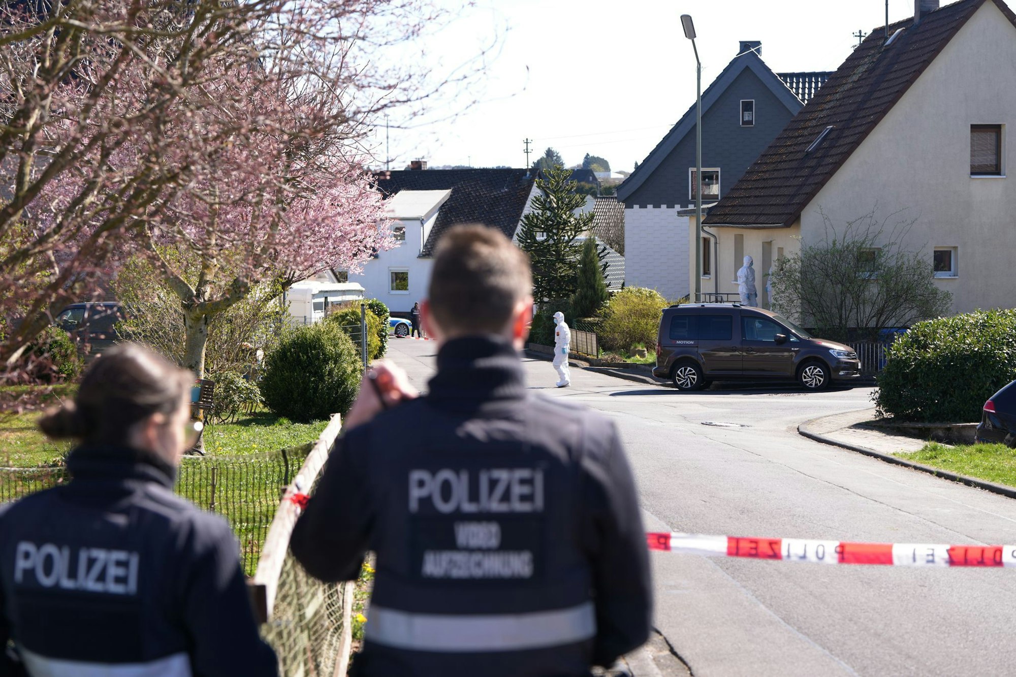 Bei den Ermittlungen zu dem Dreifachmord im Westerfald geht die Polizei auch möglichen Lebenszeichen des Tatverdächtigen im Internet nach.