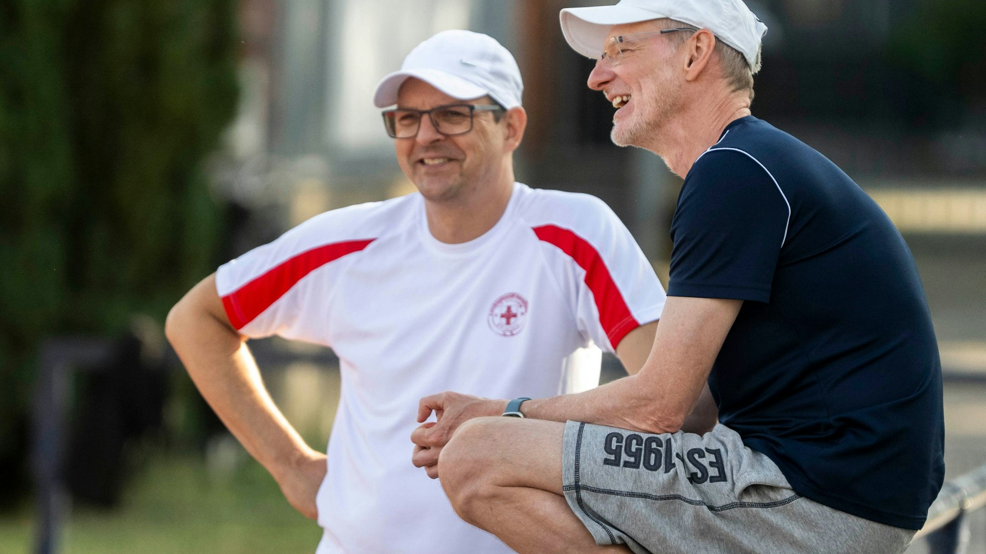 Das Bild zeigt die beiden Trainer des TuS Zülpich während des Trainings.