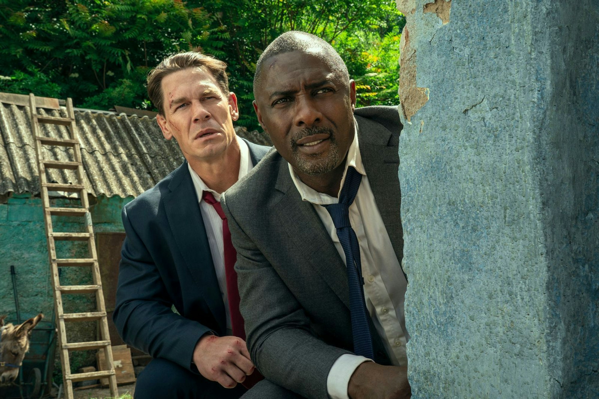 In Amazons Action-Komödie „Heads of State“ müssen sich Idris Elba (rechts) als britischer Premier und John Cena als amerikanischer Präsident nach einem Zwischenfall auf eigene Faust durch Europa schlagen. (Bild: Amazon MGM Studios)