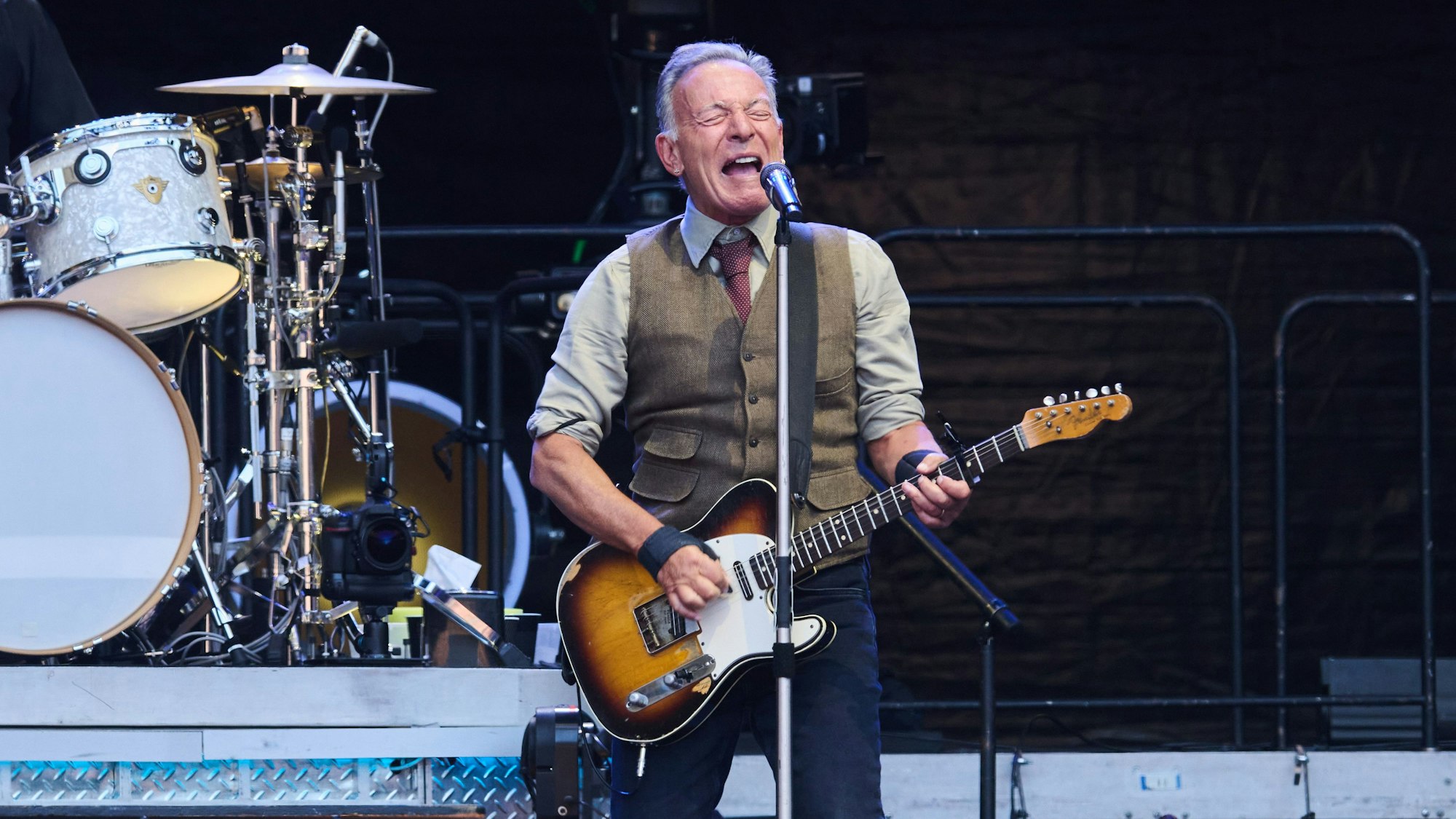 ARCHIV - 11.06.2025, Berlin: Bruce Springsteen and The E Street Band spielen im Olympiastadion zur Europatournee 2025. Jetzt veröffentlicht der «Boss» ein Box mit sieben zuvor unveröffentlichten Alben. (zu dpa: «Metallteil fällt bei Bruce Springsteen Konzert von der Decke») Foto: Annette Riedl/dpa +++ dpa-Bildfunk +++