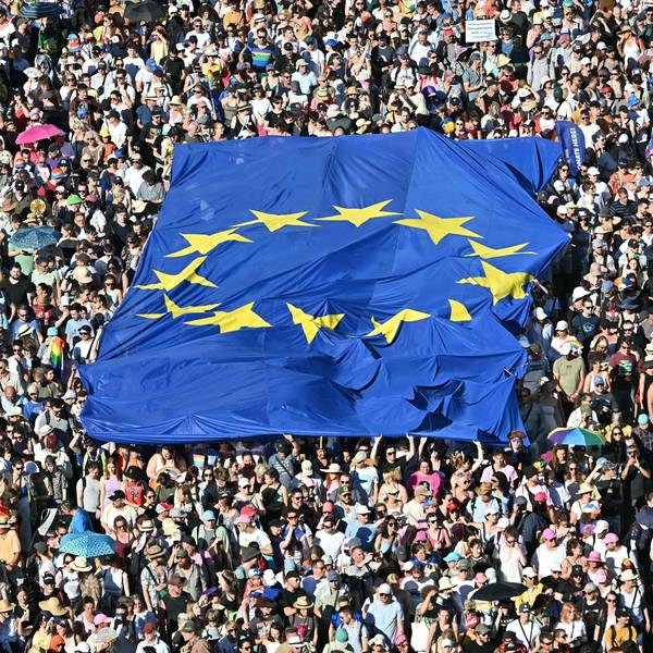 Trotz Verbot versammelten sich in Budapest bis zu 200.000 Teilnehmerinnen und Teilnehmer für die Pride-Parade - und brachten auch eine riesige EU-Flagge mit.