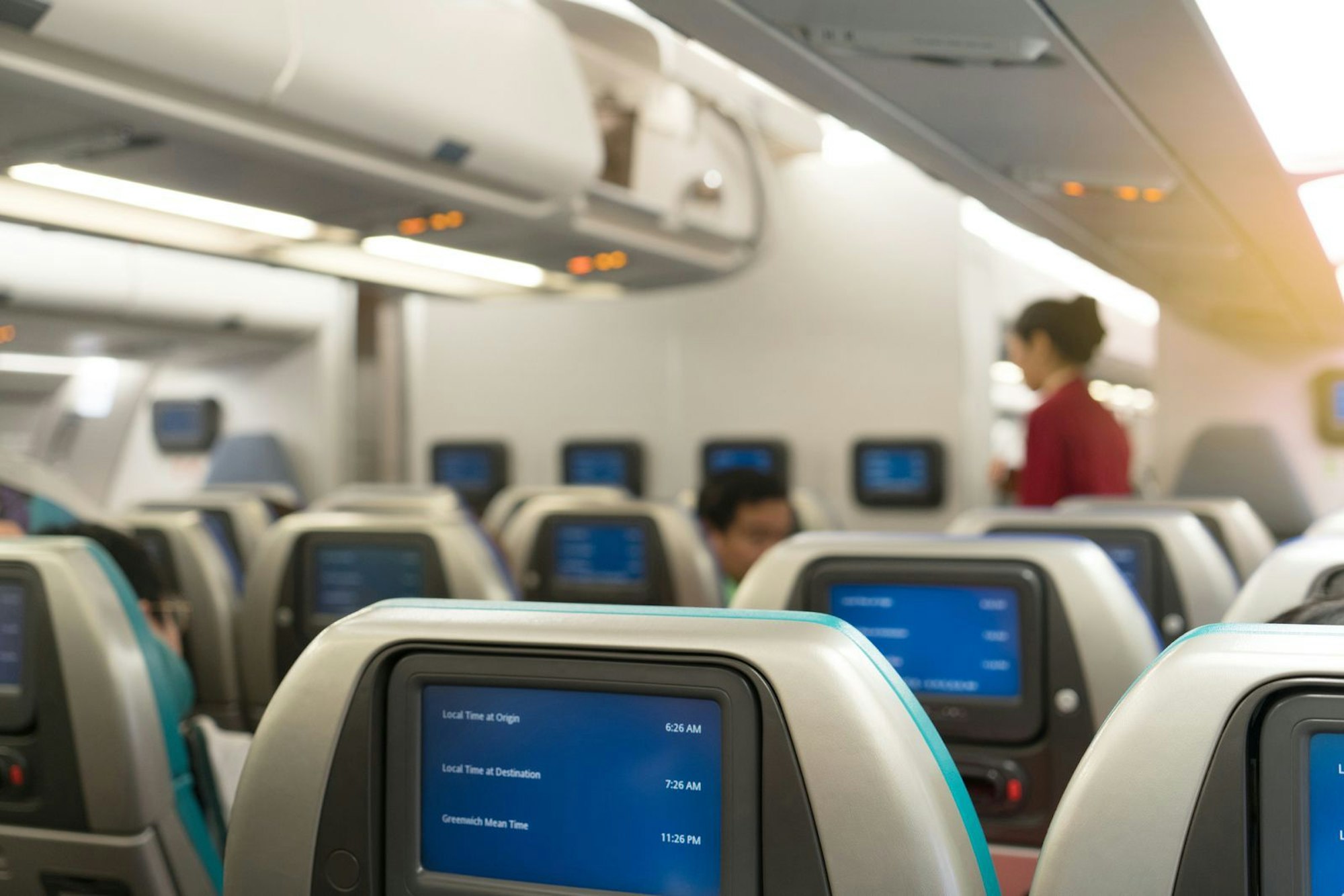 „Hugo“ wird vor allem im deutschen Flugverkehr als Codewort für einen Verstorbenen oder eine Verstorbene genutzt. Falls eine Leiche in einem Flugzeug mit englischsprachiger Crew transportiert wird, gibt es dafür eine andere Bezeichnung: „Jim Wilson“. Dieser Code lässt sich im ersten Moment nicht sofort dekodieren: Der Name stammt von der Bezeichnung der Flugsärge, die Leichen in Eis verpackt befördern. (Bild: iStock/Wittayayut)