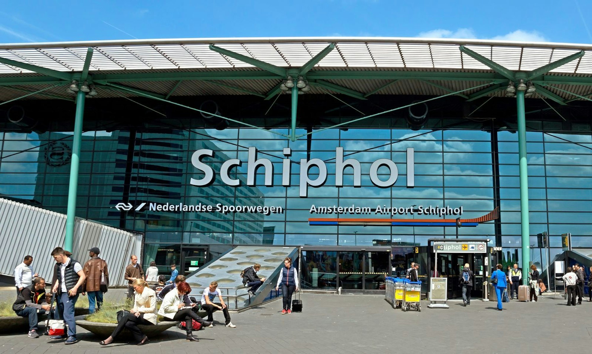 Weltweit werden jährlich etwa 50.000 Leichen per Flugzeug von A nach B gebracht. Einer der größten Flughäfen für diese Art von außergewöhnlicher Fracht ist der niederländische Flughafen Amsterdam Schiphol mit einer eigenen Leichenhalle. Pro Jahr werden von diesem Flughafen rund 2.000 Tote transportiert. (Bild: iStock/venakr)