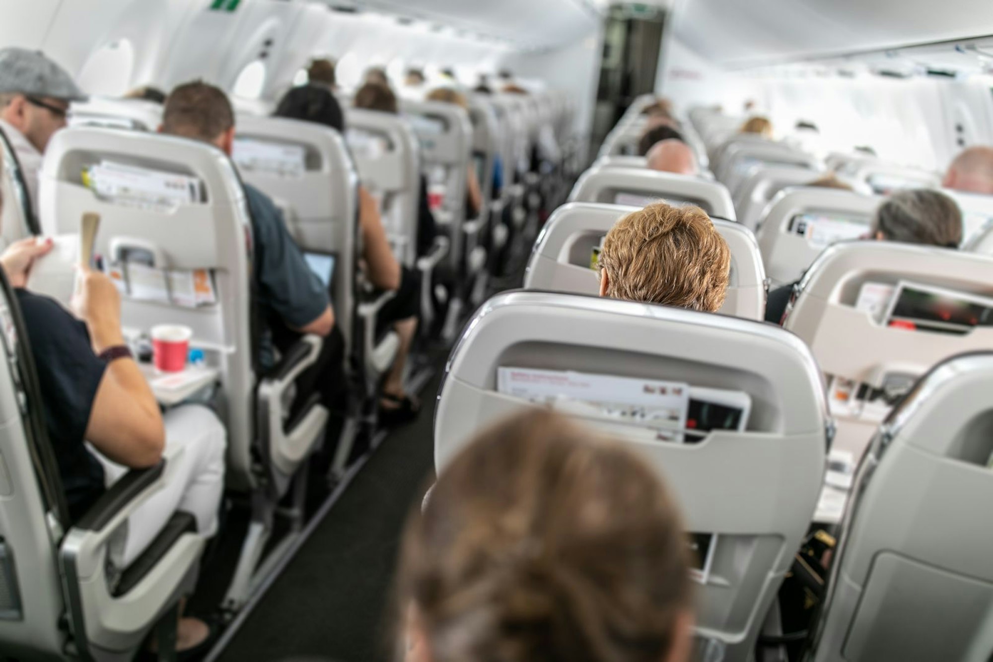 Es gibt auch geheime Codes von Flugzeug-Mitgliedern, die sich anscheinend auf das Aussehen von Passagieren beziehen. Dann werden mit Sätzen wie: „I might do 7 days in Denmark“ das Interesse an Fluggästen bekundet. Denn das heißt so viel wie: „der Passagier auf Sitzplatz 7D gefällt“. Ebenfalls ein Code: „I might do 5 days in America“. Dann sitzt der Passagier der Begierde wohl auf Platz 5A. (Bild: iStock/ViktorCap)