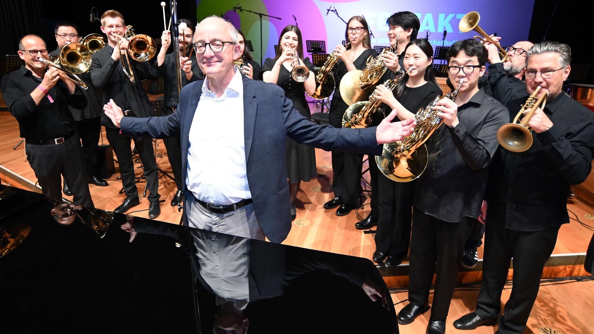100 Jahre Musikhochschule, Festakt im Foyer der Hochschule. Rektor Prof. Tillmann Claus mit einer Gruppe Blechbläser. Foto: Alexander Schwaiger