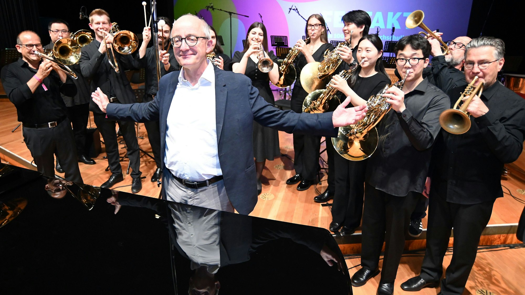 100 Jahre Musikhochschule, Festakt im Foyer der Hochschule. Rektor Prof. Tillmann Claus mit einer Gruppe Blechbläser. Foto: Alexander Schwaiger