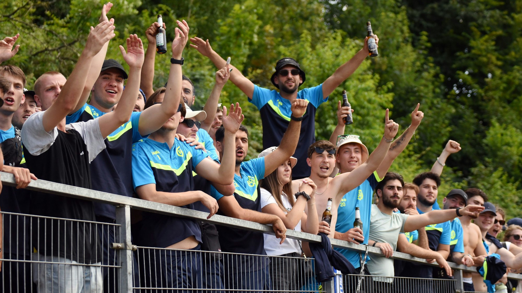 Blick auf Fußballfans auf einer Tribüne
