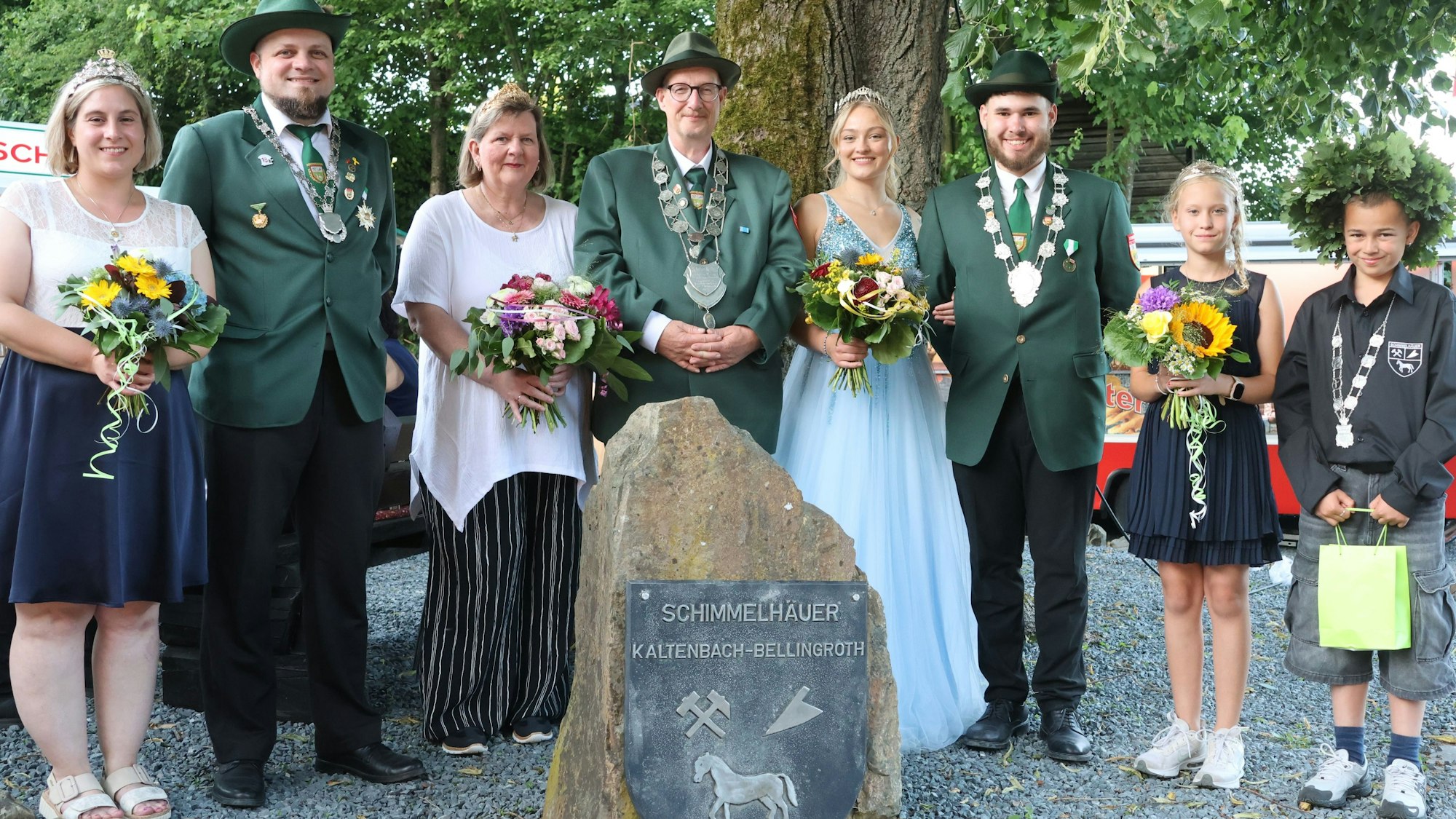 Generationen von Schimmelhäuern (von links): Das Kaiserpaar Michaela Mohr und Tim Kremer, Königspaar Joachim und Sandra Tump, das Prinzenpaar Marlon Müller und Denise Rigal sowie das Kinderkönigspaar Noah Wagener und Zoe Lichtinghagen.