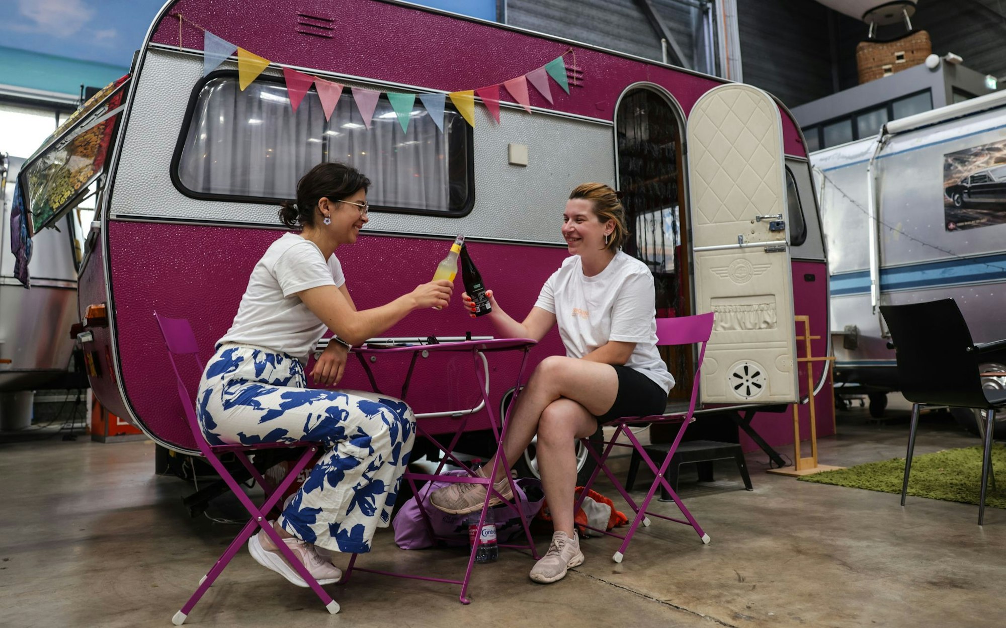 Die beiden Französinnen genießen einen Abend in Bonn in entspannter Camping-Atmosphäre in der Halle des Basecamp.