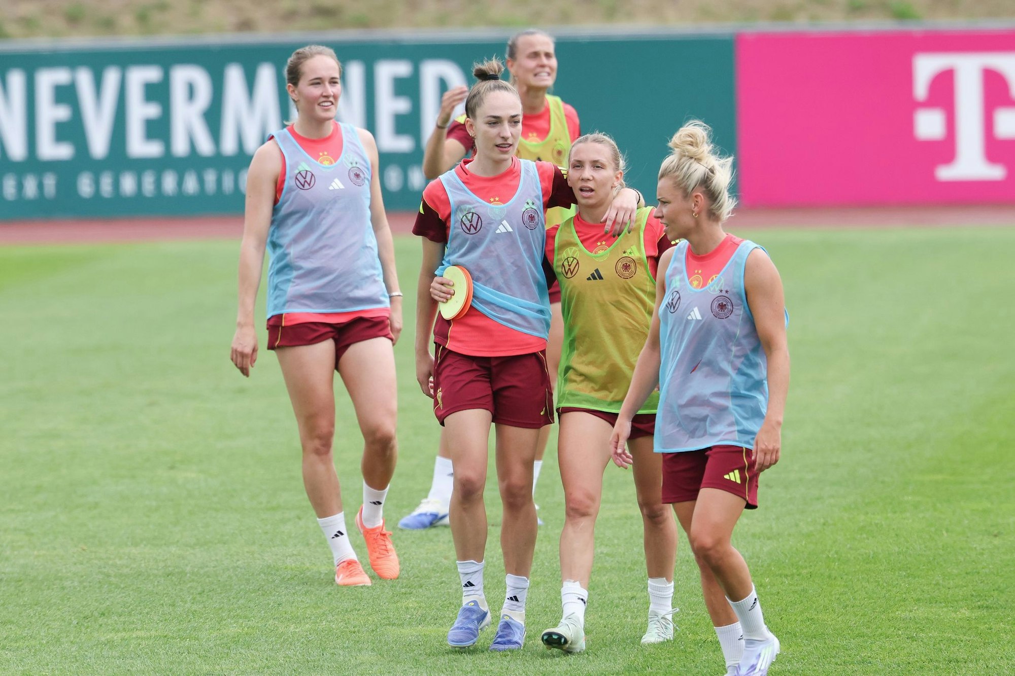 Letzter Feinschliff in Herzogenaurach: die DFB-Frauen um Spielmacherin Linda Dallmann (r.).