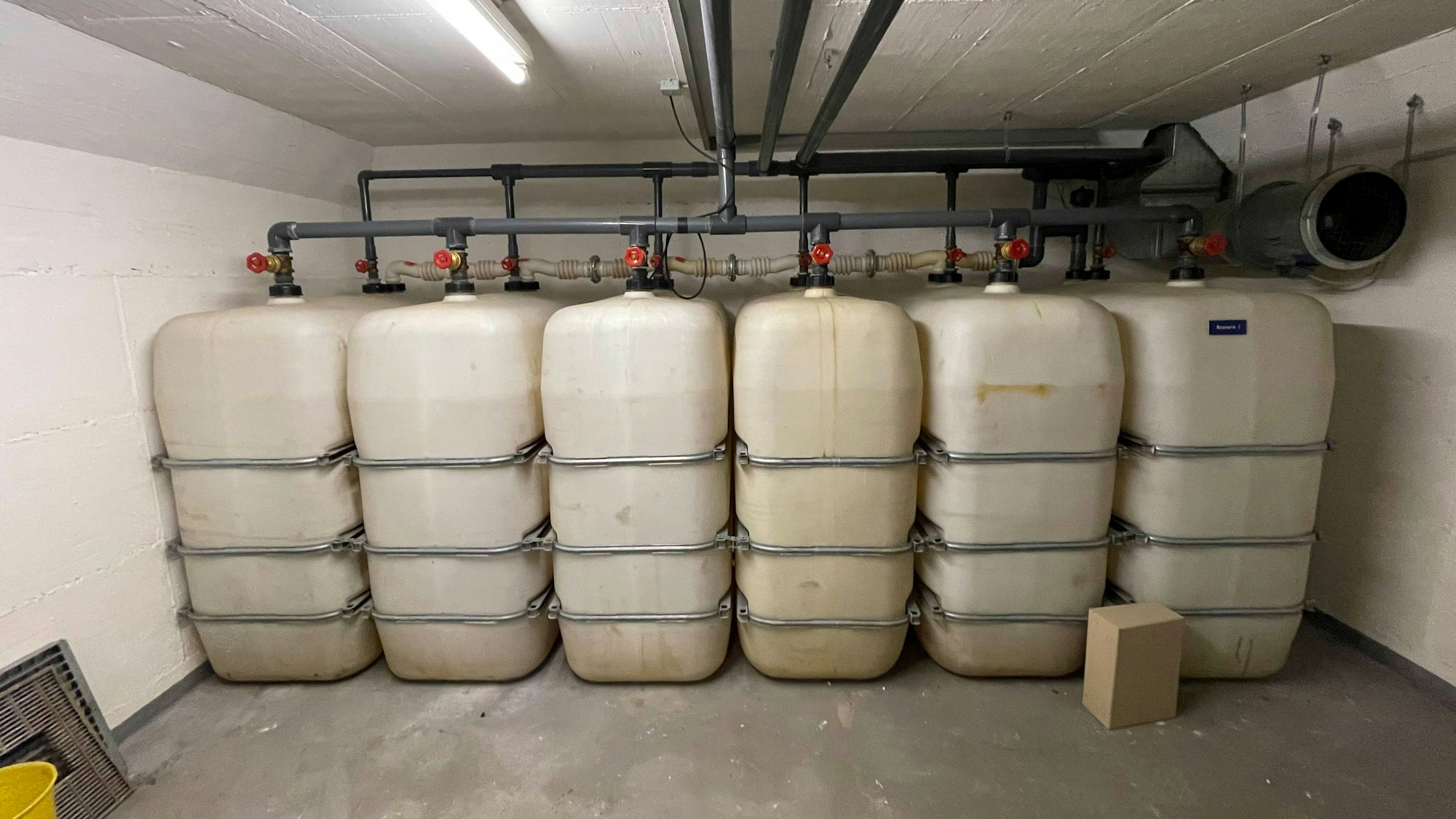 Sechs Tanks, in denen Diesel und Trinkwasser gelagert wurde, stehen nebeneinander im einstigen Bunker unter dem Kreishaus in Euskirchen.
