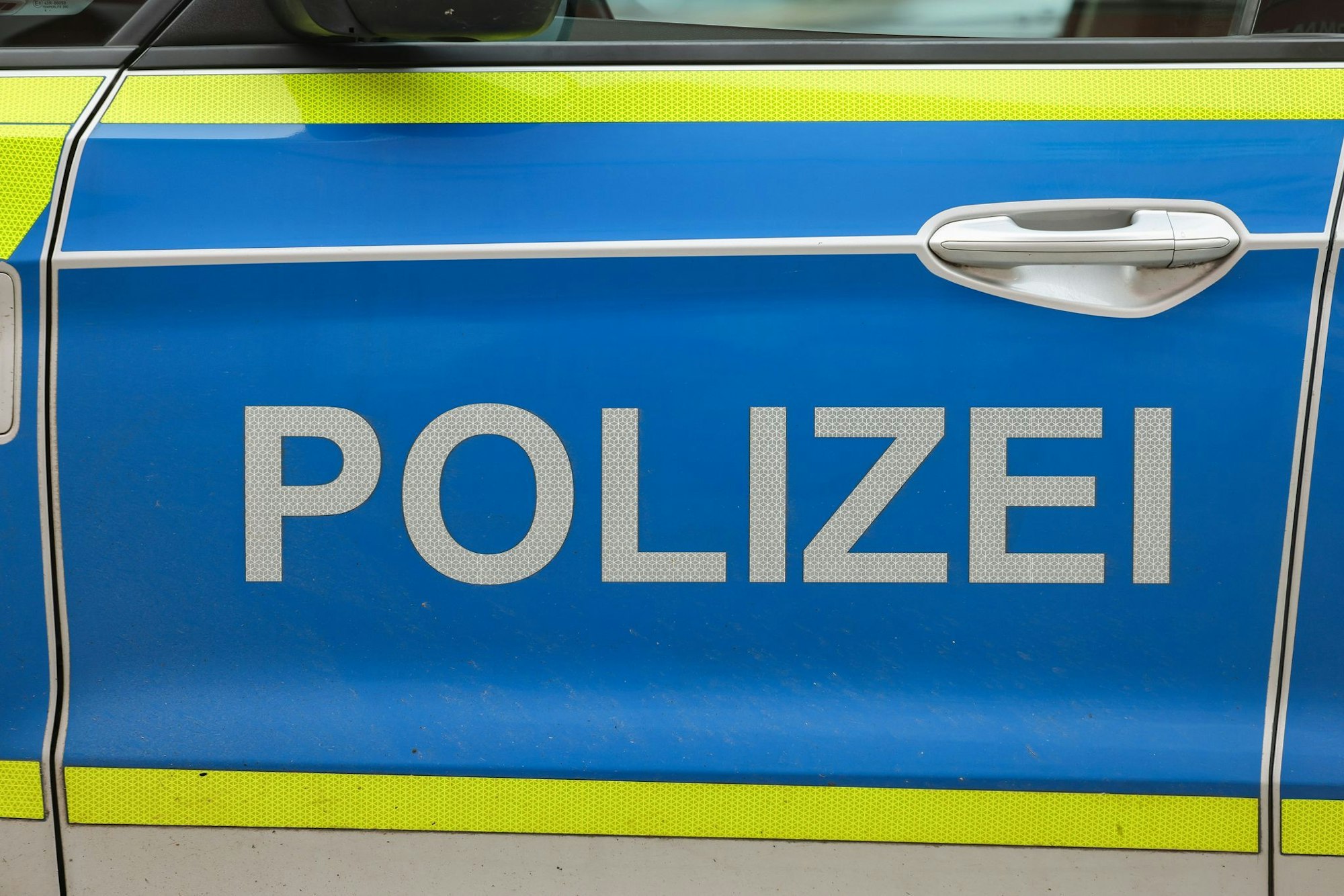 Ein 22-Jähriger kracht auf der A43 bei Haltern nach dem Überholen gegen Leitplanken und wird schwer verletzt. (Symbolfoto)