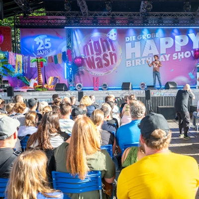 Atze Schröder begeistert seine Fans. Die NightWash-Show feiert ihr 25-jähriges Jubiläum im Tanzbrunnen. Foto: Uwe Weiser