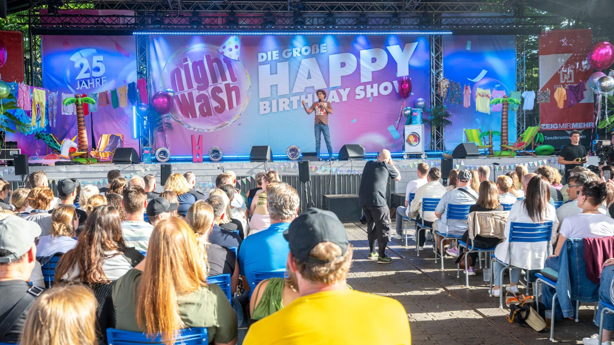 Atze Schröder begeistert seine Fans. Die NightWash-Show feiert ihr 25-jähriges Jubiläum im Tanzbrunnen. Foto: Uwe Weiser