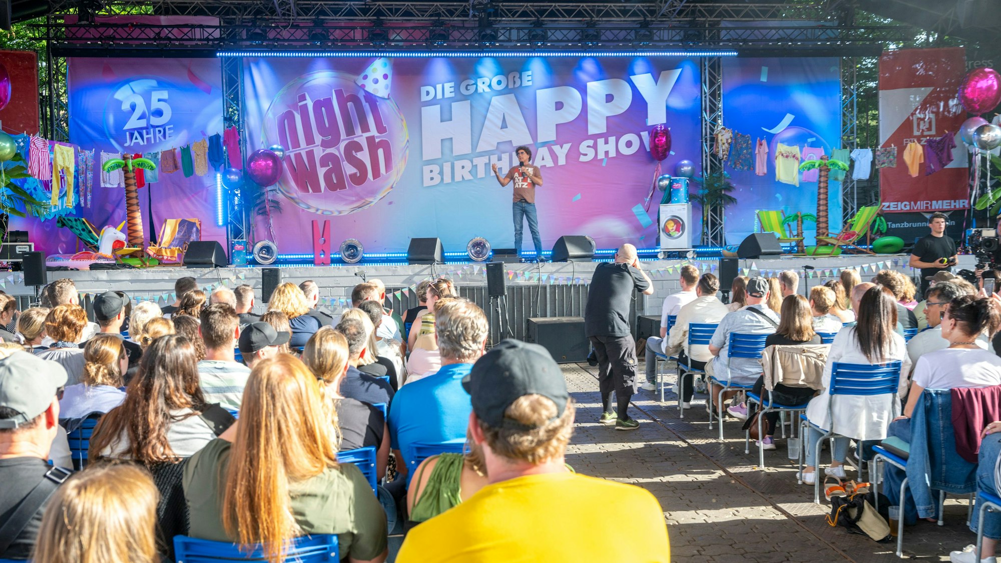 Atze Schröder begeistert seine Fans. Die NightWash-Show feiert ihr 25-jähriges Jubiläum im Tanzbrunnen. Foto: Uwe Weiser